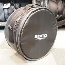 楽器種別：新品ドラムケース/Beato 商品一覧＞＞ドラムケース【5，000円〜20，000円】 商品一覧＞＞安心してお買い物頂けるよう、スネアもシンバルも丁寧梱包でお届けします！Beato スネアケース 12×6.5 [-12D]【最終入荷！】商品説明【MADE IN USA！ソフトケース最強を誇る「BEATO」社のケースが最終入荷です！】ビート社製ソフトケースは、現在最も丈夫で厳しいプロドラマーの現場の使用にも耐えうるソフトケースとして、世界市場で支持されています。PRO.1シリーズは、外装を丈夫なブラックトーレックス、内装をブラックフリースを使用し、5/8″のフォームラバーを挟み込んだ三重構造。ナイロン#92の頑丈な糸で縫い上げられており、ベルトは本体にリベットで固定、YKKの8cfジッパーを使用する等細部に渡り配慮がなされており、ハードケースに匹敵するヘビーデューティーな仕上げのソフトケースです。楽器を確実に守り、ハードケースよりかさばらないPro.1ケースは、乗用車で機材を運ぶ際にも便利さを実感していただけます。残念ながら今後の輸入は無いとのことで、今回が最終入荷となります。MADE IN USAの極めてタフなケース、この機会の是非お求めくださいませ。スネアケース [12D]サイズ：口径12インチ×深さ6.5インチイケベカテゴリ_ドラム_ドラムケース_Beato_新品 JAN:4511239011188 登録日:2024/04/15 ドラムケース ベアート