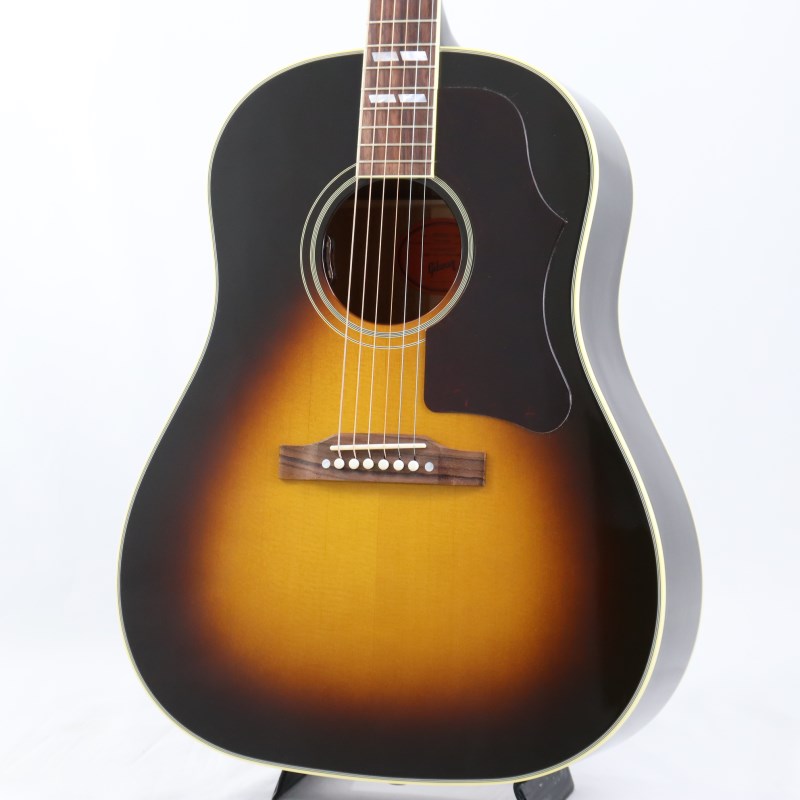 楽器種別：新品Gibson/Round Shoulder 商品一覧＞＞Gibson/新品 商品一覧＞＞アコースティック・エレアコギター【320，000円〜605，000円】 商品一覧＞＞エレアコギター/Gibson 商品一覧＞＞アコギ買うなら、当店で！出荷前の検品・調整はもちろん、丁寧梱包でお届けします！Gibson Southern Jumbo Original (Vintage Sunburst) ギブソン商品説明新しいOriginal Acoustic Collectionのサザンジャンボ！2020年よりラインアップを一新したGibsonアコースティックで、トラディショナルなスタイルのレギュラーラインナップであるOriginal Acoustic Collectionのサザンジャンボです！ヴィンテージ・ギブソン・アコースティックの中でも人気の高いラウンドショルダーでJ-45の上位機種サザン・ジャンボは、人気機種J-45を元にウッド・マテリアル的には同様な仕様を持っておりますが、装飾面で指板のダブルパラレログラムのインレイやバインディング等で豪華な仕様になっており、派手過ぎずギブソンらしい渋く落ち着いた雰囲気を持っております。ラウンドショルダーのボディーサイズは適度に抱え易く、且つバランスの良い鳴りを持ち、日本人の体格にフィットする程好い大きさではないかと思います。ストロークからフィンガーまで幅広く使える響きから、一本持っておくと重宝するギターで、J-45やサザンジャンボなどラウンドショルダーを愛用するミュージシャンが多いのも納得できます。そんなラウンドショルダーのサザンジャンボで新しいOriginal Acoustic Collectionは、オープンギヤのペグ等、ヴィンテージ風のスタイルを持っておりますが、サウンドクウォリティーにも定評のあるL.R Baggs社製のエレメントVTCも搭載等、ライブやスタジオでも即戦力として使用できます。商品詳細新しいOriginal Acoustic Collectionのサザンジャンボ！2020年よりラインアップを一新したGibsonアコースティックで、トラディショナルなスタイルのレギュラーラインナップであるOriginal Acoustic Collectionのサザンジャンボです！ヴィンテージ・ギブソン・アコースティックの中でも人気の高いラウンドショルダーでJ-45の上位機種サザン・ジャンボは、人気機種J-45を元にウッド・マテリアル的には同様な仕様を持っておりますが、装飾面で指板のダブルパラレログラムのインレイやバインディング等で豪華な仕様になっており、派手過ぎずギブソンらしい渋く落ち着いた雰囲気を持っております。ラウンドショルダーのボディーサイズは適度に抱え易く、且つバランスの良い鳴りを持ち、日本人の体格にフィットする程好い大きさではないかと思います。ストロークからフィンガーまで幅広く使える響きから、一本持っておくと重宝するギターで、J-45やサザンジャンボなどラウンドショルダーを愛用するミュージシャンが多いのも納得できます。そんなラウンドショルダーのサザンジャンボで新しいOriginal Acoustic Collectionは、オープンギヤのペグ等、ヴィンテージ風のスタイルを持っておりますが、サウンドクウォリティーにも定評のあるL.R Baggs社製のエレメントVTCも搭載等、ライブやスタジオでも即戦力として使用できます。※画像はサンプルです。製品の特性上木目は一本一本異なります。イケベカテゴリ_アコースティック・エレアコギター_エレアコギター_Gibson_Round Shoulder_新品 SW_Gibson_新品 JAN:4580568415660 登録日:2024/10/23 エレアコ ギブソン ぎぶそん