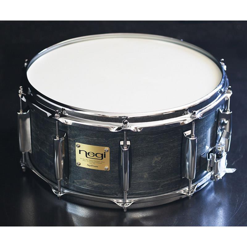 楽器種別：新品Negi Drums/新品 商品一覧＞＞ドラム【45，000円〜90，000円】 商品一覧＞＞スネアドラム/Negi Drums 商品一覧＞＞安心してお買い物頂けるよう、スネアもシンバルも丁寧梱包でお届けします！Negi Drums MR1465PI-SBK [8mm Poplar + Maple on Top 14×6.5 Snare Drum]【Made In Japan】商品説明【Made In Japan!1962年創業の老舗ジャパン・ブランド、Negi Drumsのスネアドラムが入荷！】-Negi Drums-ネギ・ドラムスの歴史は古く、1962年創業と60年以上の歴史を誇る老舗のジャパン・ブランドです。特にシェルスペックにこだわりがあり、他のメーカーではなかなかお目にかからないような独自のシェルを採用したドラムを、''音楽の街''静岡県浜松にて、社長の根木浩太郎氏による熟練の技術と情熱によって1台1台丁寧に製造されています。-MR1465PI-SBK 8mm Poplar + Maple on Top 14×6.5-8mm厚のポプラ材を採用し、アウターにメイプル材を使用しています。軽量で柔らかいポプラ材は、サウンドがファットになるためシェルのプライにおいて他の木材との間に使用されることが多く見られます。こちらのモデルはそんなポプラ材をやや分厚い厚みでプライ成型し、アウターのメイプル材とシェル内側のブラック塗装、2.3mm厚のスチール製スティック・セーバー・フープ(内巻きフープ)で音が散り過ぎないよう程よくまとめています。インパクトの瞬間は太くファットなサウンド特性を発揮しつつ、素早い減衰を持つためドライな印象も併せ持ちます。＜スペック＞Size：14''×6.5''Shell：8mm Poplar + Maple on TopFinish：Black Maple & Inside painted black.Edge Type：45°Snare Bed：Double BedHoop：2.3mm Stick Saver Hoop(Steel)/10 HolesLug：Large High Tension LugStrainer & Butt：S-1 Small Die Cast Strainer / B-3 Small Die Cast ButtSnare Wire：20 wire※店頭に展示され試奏解放されておりますため、ヘッドの打痕等ございます。予めご了承くださいませ。イケベカテゴリ_ドラム_スネアドラム_Negi Drums_新品 SW_Negi Drums_新品 JAN:2500190909438 登録日:2026/07/30 スネア スネアドラム ネギドラムス ネギ