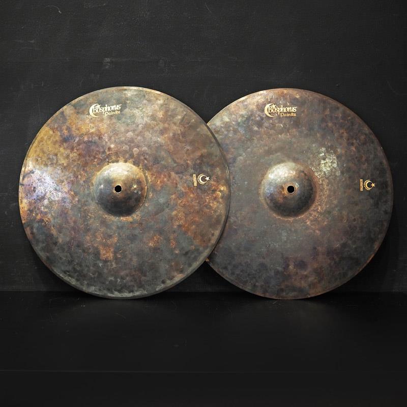 楽器種別：ユーズドBosphorus/ユーズド 商品一覧＞＞ドラム【35，000円〜70，000円】 商品一覧＞＞シンバル/ハイハット/Bosphorus 商品一覧＞＞安心してお買い物頂けるよう、スネアもシンバルも丁寧梱包でお届けします！Bosphorus USED 中古 Painite HiHat 15'' pair [Top:1138g / Bottom:1320g]商品説明【シンバル成型後、3ヶ月間土の中に埋めて金属を熟成させるユニークなモデル！ボスフォラス・ペイナイト・シリーズ・ハイハット15インチの中古品が入荷！】- Painite（ペイナイト）シリーズ -1996年の創業より、機械に頼らないハンドメイド製法を貫き、匠の一枚を生み出し続けるボスフォラス社。そのボスフォラス社がこれまでのラインアップの中で培った技術をもとに、さらに昇華させた Painite（ペイナイト）シリーズ。シンバル成型後、3ヶ月土の中に埋め金属を熟成させる工法を新たに生み出されたこのシンバルは、鉱物であるペイン石のような色見で、他にはないトラッシーでドライなサウンドが特徴です。- HiHat 15'' -天然のドライフィニッシュといえるその工法により、倍音が抑制されたタイトなサウンドとなっており、細やかなスティッキングが引き立ちます。チック音やスティック音は適度に明るく、派手さは無くともしっかりと刻みを表現できます。15インチサイズならではの余裕のあるダイナミクスレンジを持つため、タイトサウンドではあるものの淡白にはなりにくく、様々なジャンルでご使用いただけます。- Bosphorus Cymbals -ボスフォラス・シンバル社は、Hasan Seker（ハサン・セケル）、 Ibrahim Yakici（イブラヒム・ヤキジ）、Hasan Ozdemir（ハサン・オズデミール） という3人のシンバル職人よって1996年に設立されました。3人はトルコにおいて最も経験豊富な現役のシンバル職人であり「巨匠」と呼ばれています。ボスフォラス社の創設者である三人の職人たちは仲の良い幼馴染で、かなり若い時期にシンバル職人となり、シンバル製作のあらゆる過程をじっくり修行し技術を習得していきました。彼らの師匠は60年代、70年代に伝説となったシンバルを作った巨匠たちであり伝統的な製法を学びました。その工房で16年間働いた後、三人は自分たちの会社を設立しましたが、現在も彼らは昔の従業員たちと良い関係を維持しているとともに、今日に至るまでシンバル製作を学んだ恩師への敬意を持ち続けながら、シンバル製作に取り組んでいます。三人のシンバルマスターは、30年近い経験を基に弟子たちへ完璧なシンバルを生み出す為の手助けをしながら共に工房で手作り仕事を続けているのです。機械製造が当たり前になっている現代社会において、未だに職人の腕による繊細で質の高い伝統的な製法にこだわり続けているハンドクラフトの逸品をご堪能下さい。サイズ：15インチ・ペア※中古品のためキズや汚れ等使用感がございます。予めご了承くださいませ。イケベカテゴリ_ドラム_シンバル_ハイハット_Bosphorus_ユーズド SW_Bosphorus_ユーズド JAN:2500190056422 登録日:2026/04/22 シンバル ボスフォラス