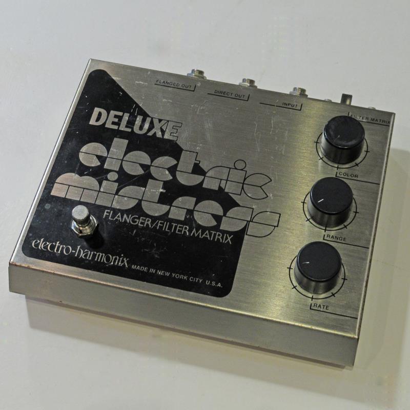 楽器種別：ユーズドElectro Harmonix/ユーズド 商品一覧＞＞エフェクター【25，000円〜55，000円】 商品一覧＞＞ギター用エフェクター/モジュレーション系/フランジャー/Electro Harmonix 商品一覧＞＞安心してお買い物頂けるよう、コンパクトもマルチも丁寧梱包でお届けします！Electro Harmonix USED 中古 Deluxe Electric Mistres V5 Reissue商品説明Big Box期のDeluxe Electric Mistressのリイシュー・モデル が中古入荷です!!1978年に発売された、初期Electro Harmonixを代表するBig Box期のDeluxe Electric Mistressのリイシュー・モデルが動作良好なユーズド品で入荷致しました。内部基盤に記載されたサーキット名「EC1000 REV-B」とノブの仕様から、2000年以降の製造モデルと判定しております。使用による傷や塗装欠けがございます。通電や動作には問題ございません。アナログユニットによる本機のあたたかなモジュレーション・トーンは、フランジャーとコーラスの中間のようなウェットなキャラクターが特徴的です。また、本体上部のミニスイッチで切り替え可能なフィルター・マトリックス・モードでは、フランジャー効果を静止させたモジュレーションサウンドが生成され、原音に重なるチャイムのようなピッチ・エフェクトを表現します。24vアダプター付属ですぐご使用いただけます。＜中古品保証　：　お買い上げより3ヶ月間（消耗品を除く）＞＜状態　：　細かなキズ等あり　使用に問題なし＞＜付属品　：電源アダプター＞イケベカテゴリ_エフェクター_ギター用エフェクター_モジュレーション系_フランジャー_Electro Harmonix_ユーズド SW_Electro Harmonix_ユーズド JAN:2500070809568 登録日:2025/12/16 エフェクター コンパクトエフェクター ストンプボックス エレハモ エレクトロハーモニクス エレクトロハーモニックス