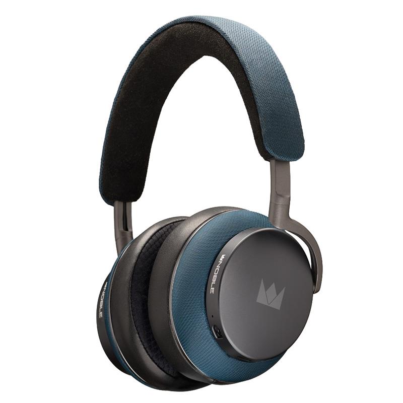 楽器種別：新品Noble Audio/新品 商品一覧＞＞レコーディング【65，000円〜135，000円】 商品一覧＞＞ヘッドフォン・イヤフォン/ワイヤレスヘッドフォン/Noble Audio 商品一覧＞＞パワーレックは、専門スタッフに気軽に相談できる渋谷発のDTM・レコーディング機材専門フロアです。Noble Audio FoKus Apollo Pro Peacock Blue (ピーコックブルー)(ノーブルオーディオ)(ワイヤレスヘッドホン)(密閉型)(有線対応)(USB Type-C搭載)(Bluetooth 5.3)(マルチポイント接続)(NBA-FOKUS-APOLLO-PRO-PB)商品説明【製品の特長】★サウンドチューニングやイヤーパッド等、使いやすさに焦点を当てアップデート　シーンを選ばない無線/有線/USB-C 対応 ANC 搭載ワイヤレスヘッドホン 『FoKus Apollo Pro』は、前モデル「FoKus Apollo」をアップデートしてより洗練させた、ANC 機能搭載のマルチユース・ワイヤレスヘッドホンです。40mm ダイナミックドライバーと 14.5mm プラナーマグネティックドライバーの独自の同軸ハイブリッド構成はそのまま、Wizard チューニングをよりナチュラルに躍動感あふれる Hi-Fi サウンドに再調整。プレミアムベルベットクッションを採用した改良型レザーイヤーパッドへの変更、アップグレードされた着脱式 3.5mm ケーブル、より小型でコンパクトに変更したキャリングケース、新しい音声ガイドシステムの採用など、快適性や使いやすさ、全体的なユーザー体験に焦点を当てた一連の改良を導入しています。Bluetooth 5.3、マルチポイント接続対応。QCC3084 チップセットと統合型 ADIチップ、左右各 3 つのマイクによって最大-35dB のノイズリダクションを行うハイブリッド ANC（アクティブ・ノイズ・キャンセリング）と外音取込モード搭載。音量 50%時 ANC オフで最大 80 時間、ANC オンで最大 60 時間再生のロングライフバッテリー。cVc 8.0 対応の本体通話用マイクや着脱式ブームマイクを使用した高品質音声通話や、3.5mm オーディオケーブルでの有線接続、USB-C ケーブルを使用したゼロレイテンシーゲームモードなどシーンを選ばず使用できます。FoKus アプリ（iOS/Android）による EQ 設定も可能です。[Evolved Signature Hybrid Performance] 画期的な FoKus Apollo の次なる進化系となる FoKus Apollo Proは、より洗練されたリスニング体験をマルチユースで提供します。 ●【Evolved Signature Hybrid Performance】アップデートしたハイブリッドサウンドFoKus Apollo Pro は、前モデルをアップデートしてより洗練させた、ANC 機能搭載のマルチユース・ワイヤレスヘッドホンです。40mm ダイナミックドライバーと 14.5mm プラナーマグネティックドライバーの独自の同軸ハイブリッド構成はそのまま、Wizard チューニングをよりナチュラルに躍動感あふれる Hi-Fi サウンドに再調整しました。ダイナミックドライバーの力強さと迫力、そしてプラナーマグネティックドライバーのスピード感、明瞭さ、開放感を兼ね備えています。パワフルでありながらもコントロール性に優れたサウンドを実現し、日常的なリスニングからより本格的なリスニングまで、あらゆるシーンに最適なバランスを提供します。そして改良された Wizard チューニングによりサウンドがさらに洗練され、プレミアムベルベットクッションを採用した改良型レザーイヤーパッドへの変更、アップグレードされた着脱式 3.5mm ケーブル、より小型でコンパクトに変更したキャリングケース、新しい音声ガイドシステムの採用など、快適性や使いやすさ、全体的なユーザー体験に焦点を当てた一連の改良を導入しています。BlutoothコーデックはSBC、AAC に加え aptX、aptX HD、LDAC に対応します。●高級感と実用性を兼ね備えた外観デザインアルマイト加工されたアルミフレームは軽量で耐久性があり、ヘッドバンドに使用しているイタリア製アルカンターラは柔らかく快適で高級感があります。プレミアムベルベットクッションを採用した改良型レザーイヤーパッドはファッショナブルで快適性と耐久性が高く、メモリーフォームは通気性が良く長時間の装着でも蒸れにくい設計で快適に使用できます。 ●ハイブリッド ANC と外音取込モードFoKus Apollo Pro は Bluetooth 5.3、マルチポイント接続に対応しています。そして QCC3084 チップセットと統合型 ADI チップ、左右各 3 つのマイクによって最大-35dB のノイズリダクションを行うハイブリッドANC（アクティブ・ノイズ・キャンセリング）を搭載しています。また、外音取込モードにも対応します。ハイブリッド ANC は、ヘッドホンの内側と外側の両方に設置されたノイズキャンセルマイクを用いて周囲の騒音を打ち消すアクティブ・ノイズ・キャンセリングの一種です。フィードフォワード方式とフィードバック方式の ANC の利点を組み合わせることで、より迅速な騒音検知とより精密なノイズキャンセリングを実現します。また、モード切替時などには新しい音声ガイドシステムの採用によって快適性が向上しています。 ●超ロングライフバッテリーFoKus Apollo Pro は超長時間使用が可能なバッテリーを搭載しています。音量 50%時、ANC オフで最大 80時間、ANC オンで最大 60 時間の音楽再生が可能です。 ●着脱式ブームマイクとマルチマイクシステムFoKus Apollo Pro は cVc 8.0 ノイズキャンセリング対応の本体通話用マイクや着脱式ブームマイクを使用した高品質音声通話が可能です。普段の通話では本体マイクで、ゲームやリモート会議などではより音声指示の明瞭さを確保できるブームマイクを使用するなどシーンによって使い分けができます。本体マイクやブームマイクは、本体のミュートスイッチで簡単にミュートすることが可能です。●ワイヤード接続と ANC も使用可能なゼロレイテンシーゲームモードFoKus Apollo Pro は、付属のアップグレードされた着脱式 3.5mm プラグのオーディオケーブルを使用して有線接続が可能です。電源をオフにしたままでも使用できるため、万一バッテリー切れの場合でも安心して使用できます。また、付属の USB-C ケーブルを使用したゼロレイテンシーゲームモードを搭載しています。USB-C 接続時には、ANC などの機能が使用できるため、ゲーミング用途などでも高性能を発揮します。※3.5mm オーディオケーブルを使用して電源オフの状態で使用する場合、バッテリーは消耗しませんが、ANC やボリュームコントロールなどの機能は使用できません。※USB-C 入力で使用する場合、本体の電源をオンにする必要があります。●専用スマートフォンアプリとセミハードキャリングケース独自のコントロールアプリ「Noble FoKus」（iOS/Android）に対応しています。EQ の設定やファームウェアアップデートなどを行うことが可能です。また、持ち運びに便利な小型でコンパクトに変更された EVA樹脂製セミハードタイプのキャリングケースが付属します。【製品の仕様】ドライバー ハイブリッド型ドライバー数 1DD+1PD（平面） / （片側）2ドライバードライバー構成 40mmダイナミックドライバー×114.5mmプラナーマグネティックドライバー×1※同軸配置形式 密閉型再生周波数 10Hz - 40KHz感度 99dB @1kHzインピーダンス 32Ω出力 20mWサイズ（mm） H：約195mm × W：約170mm × D：約85mm重量 約327g素材 陽極酸化アルミニウムフレームメモリーフォームプレミアムベルベットクッション採用イヤーパッドアルカンターラ製ヘッドバンド付属品 EVA樹脂製セミハードキャリングケース、アクセサリーポーチ、着脱式ブームマイク、USBオーディオ&充電用USBケーブル（USB C to USB C / 約120cm）、有線接続用ケーブル（3.5mm4極ストレート to 3.5mm4極ストレート / 約120cm）、3.5mm to 6.35mm変換プラグ、フライトアダプター、3.5mm to 4.4mm変換プラグ（バランス接続非対応）メーカー保証 本体 1 年 / 付属品 90 日 イケベカテゴリ_レコーディング_ヘッドフォン・イヤフォン_ワイヤレスヘッドフォン_Noble Audio_新品 SW_Noble Audio_新品 JAN:0734038401934 登録日:2026/08/28 ノーブルオーディオ