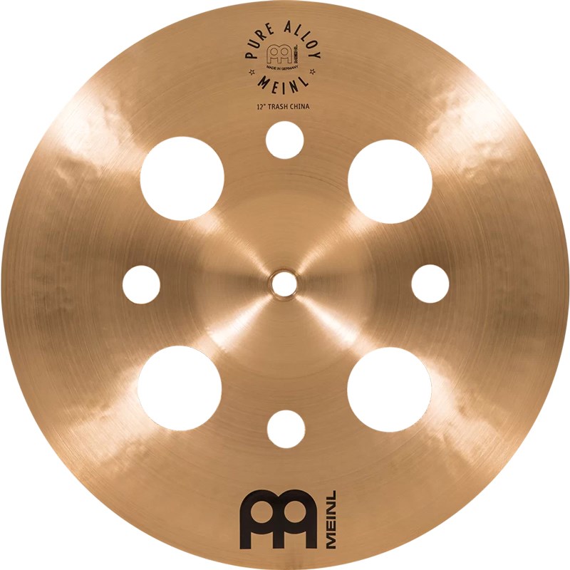 楽器種別：新品MEINL/Pure Alloy 商品一覧＞＞MEINL/新品 商品一覧＞＞ドラム【15，000円〜35，000円】 商品一覧＞＞シンバル/チャイナシンバル/MEINL 商品一覧＞＞安心してお買い物頂けるよう、スネアもシンバルも丁寧梱包でお届けします！MEINL Pure Alloy Trash China 12 [PA12TRCH]商品説明＜Pure Alloy＞MEINL ピュア・アロイ・シリーズはドイツメイドの高い技術と、革新的なアイディアを融合する新しいシンバルラインとして、洗練されたマイネルならではのルックスと、精密で丁寧な物作りへのこだわりが、ミュージックスタイルを限定しない優れたタッチと、心地よく澄んだピュアな倍音、幅広い音域をカバーする豊かな響きを実現しています。Byzance に並ぶ大きなマザーシリーズとして音楽シーンに求められる様々なキャラクターを提供するシリーズです。＜スペック＞タイプ : Trash Chinaウェイト : Mediumサイズ : 12マテリアル : Pure Alloyフィニッシュ : Traditionalシェーピング : Computerized Hammeringスタイル : Rock， Pop， Fusion， Studio， R&B， Reggaeピッチ : High-Midキャラクター : Shimmering Clarityティンバー : Mid-Brightボリューム : Medium to Lowレイジング : Pinpointサスティーン : Medium to Shortイケベカテゴリ_ドラム_シンバル_チャイナシンバル_MEINL_Pure Alloy_新品 SW_MEINL_新品 JAN:0842960103793 登録日:2020/04/14 シンバル マイネル