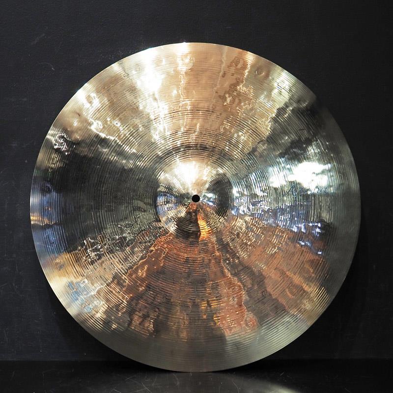 楽器種別：ユーズドSABIAN/ARTISAN 商品一覧＞＞SABIAN/ユーズド 商品一覧＞＞ドラム【50，000円〜95，000円】 商品一覧＞＞シンバル/ライドシンバル/SABIAN 商品一覧＞＞安心してお買い物頂けるよう、スネアもシンバルも丁寧梱包でお届けします！SABIAN USED 中古 Artisan Light Ride Brilliant 22 [2400g]商品説明【セイビアンアーティザンライトライド22インチの中古品が入荷！】＜Artisan＞ヴィンテージテイストにあふれ、しなやかなタッチで楽曲に非常によくなじむサウンド。センシティヴでありながらダイナミックさも兼ね備え、ドラマーの細かな表現にも確実に応えてくれる、究極のJAZZシンバル。＜Artisan Light Ride＞密度の高い極上のハンドハンマー仕上げで伝統の響きをさらに磨き上げた、ヴィンテージテイストあふれる一級品。センシティヴでダークな輝きを放つLight。こちらはブリリアント・フィニッシュが施されており、サウンドに煌びやかな成分が加わることで鮮明なアタックやチック音を発揮する表現力豊かなサウンドに仕上がっています。サイズ：22ウェイト：Thin※中古品のためキズや汚れなど使用感がございます。予めご了承くださいませ。0622537044991イケベカテゴリ_ドラム_シンバル_ライドシンバル_SABIAN_ARTISAN_ユーズド SW_SABIAN_ユーズド 登録日:2026/10/03 シンバル セイビアン アーティザン