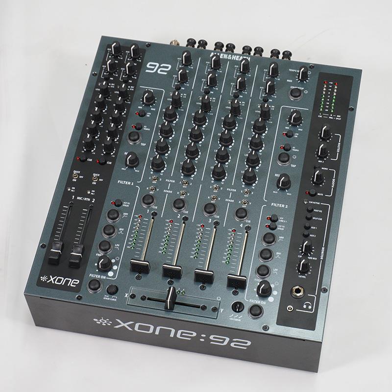 楽器種別：アウトレットALLEN&HEATH/アウトレット 商品一覧＞＞DJ機器【135，000円〜265，000円】 商品一覧＞＞DJミキサー/ALLEN&HEATH 商品一覧＞＞DJ関連機器担当部門 Power DJ'sは1998年開店　渋谷発・国内最大級のDJ機材専門フロアです。ALLEN&HEATH XONE:92 Mk2 【新品アウトレット特価】商品説明■ご購入前に必ずご確認ください・こちらのALLEN&HEATH XONE:92 Mk2は1点限りのアウトレット品となります。そのため、交換品等はございません。・万が一、初期不良等が発生した場合は、修理での対応となります。交換品や代替機などはございませんため、あらかじめご了承ください・アウトレット品のため、本体に汚れ、傷などがございます。あらかじめご了承ください。外見上の問題はアウトレット品につきご容赦願います。「使用上問題」のあるもののみ初期不良品とさせて頂きます。・外箱のダメージ、本体のキズ、汚れ、ツマミ/フェーダーの重さ/感触、センタークリックのズレなどの状態が気になる方はご遠慮ください。・ご購入後のキャンセル・返品はお受けしておりません。・保証期間はお買い上げ日からの1年間以内の自然故障のみ対応です。破損や保証期間外の故障は有償修理となります。また、保証期間はお買い上げ日を基準とさせていただきますので、商品お受け取り後に未開封のままご使用にならなかった期間が生じた場合や、一度使用した後ほとんど使用せず箱入りの状態で保管していたという場合なども保証期間の延長は発生いたしません。・ALLEN&HEATH製品は修理となった場合、パーツ取り寄せや状態のチェックにお時間をいただきます。修理の内容によってはやむをえず2〜3ヶ月以上お時間を要する場合もございます。■付属品電源ケーブル---★クラブシーン新時代の幕開け★Allen & Heath Xone:92は、クラブ・ミュージック史における時代を定義してきました。そして今、新たなスタンダードを打ち立てるためにシーンに再臨します。アナログ機器ならではの暖かみあるサウンド、精密なコントロール、時代を構築した信頼性-次世代のアンダーグラウンド・イノベーター、そしてビッグルームのスターたちのために進化を遂げ、新時代を切り拓きます。【主な特徴】◎フォノ/ライン4チャンネル+ マイク/ライン2チャンネル◎100%のアナログ回路とミックスバス・サミング◎サイレントスイッチによる2系統のアナログフィルター◎精細な4バンドEQコントロール◎スムーズなミキシングを提供するカスタムmini innoFADER(R) Pro◎ブラックライトで映えるアップデートしたストームグレー・カラーリングの筐体シャーシ◎新搭載の3段階、チャンネルフェーダー・カーブ・スイッチ◎チャンネル1-4の入力レベルとソース・マッチングのアップデート◎操作性を向上したXone:VCFの改良◎アナログレコードの再生能力を向上させるRIAA プリアンプのアップデート■名機が成し遂げる進化クラブシーンを象徴するXone:92のレガシーをベースに、サイレントVCFスイッチング、新しいカスタムinnoFADERクロスフェーダー、そして92のDNAを受け継ぎながらパフォーマンスを向上させる精密なアップグレードを果たした次世代機の登場です。■クラブシーンを象徴する92 サウンドとリファイン20年にわたり、Xone:92はそのアナログ設計によるサウンドと革新的なパフォーマンス性能でダンス・ミュージックのサウンド・スタンダードを確立してきました。新しいXone:92は、DJやクラバーが愛してやまないその象徴的なサウンドを、オーディオ・パスに妥協のない最新の高性能アナログ・コンポーネントを搭載して提供します。クラウドを感動させる低音、切り裂くような高音、そしてデジタルにはないアナログ機器特有の暖かさを体験してください。小規模クラブシーンから大規模なフェスティバルまで、フィジカルなレベルでオーディエンスとの融合を実現します。■ブース用の設計新しいXone:92は、クラブ、フェスティバル、そして過酷なツアーにも耐えられるよう、頑丈に設計されています。クロスフェーダーは、業界屈指のミニinnoFADER Pro(R)にアップデート、オリジナルの92フェーダーのカーブにマッチするように調整され、よりスムーズで正確、耐久性に長けた新しいミキシング体験を提供します。新しいXone:92は、クラシックなストームグレイのカラーリングを刷新し、ブラックライトなど低照度下での視認性を向上させるUVプリントのアップデートが施されています。主要なコントロールの視認性を高め、人間工学に基づいた凹型のフィルター・スイッチとXFadeアサイン・スイッチでミキシング操作とパフォーマンスを繋ぎ、オーディエンスとDJブースとの繋がりをより強固なものに昇華します。■唯一無二、伝説のフィルター2004年、Xone:92フィルターのリリース以前と以後でクラブシーンの時代は一変。20年経った現在でもベンチマークとされており、新しいXone:92はさらなる進化を果たします。アップデートされた新搭載フィルターは、92の伝説的なフィルター・サウンドを維持しながらも、パフォーマンスに最適化されたコントロール・カーブにより、DJとオーディオエンスはその周波数精度の向上を体感するでしょう。サイレント・フィルター・スイッチングにより、シームレスな切り替えが可能になり、強化されたレゾナンスで、DJプレイングの新たな次元へクラウドを誘います。■究極のアナログEQ多数存在するDJミキサーの中でもXone:92だけが誇る高精度アナログEQは、サウンドを正確にシェイプし、ミキシングにクリエイティブな表現をもたらします。6つのステレオ・チャンネルすべてに、Xoneシリーズ定評の4バンドEQを搭載し、HF帯とLF帯のトータル・キルと高域と低域、二系統のミッド周波数コントロールによって、極限までサウンドを手繰り寄せることが可能です。■チューンアップされた高精度プリアンプXone:92フォノ・プリアンプは、サウンドの微粒子に迫る特別に調整されたRIAAカーブと、アナログとデジタルのソースを境界を取り払うために改良されたLine/Phonoソース・マッチングにより、レコードプレイのサウンドをアップデートさせるほか、多様な音源との同時再生においても最高の結果を提供するためにデザインが施されています。■クラブシーンのアイコンXone:92はあらゆる機器や音源ソースを取り込む、汎用性の高い6チャンネル・アナログ・ミキサーで、どんな環境にも響き渡る暖かくパンチのあるサウンドを特徴としています。他の追随を許さないサウンド・クオリティ、堅牢な構造、ミックスエンジニアリングと人間工学に基づく操作性の提供により、92は世界のトップDJのライダーに指定され、イビサのスーパー・クラブからマイアミのビーチ・バー、ベルリンのアンダーグラウンド・クラブからロンドンのウェアハウス、渋谷のクラブエリアに至るまで、世界中のDJブースのマストアイテムとなっています。【主な仕様】本体箱サイズ：H205mm x W460mm x D500mm / 8.7kg本体：H106mm x W320mm x D376mm / 7kgChannels：6 + 2EQ：4-Band: CH 1 - 4 | MIC/RTN 1 | MIC/RTN 2BOOTH：STEREO/MONO | MUTE | LevelPhono Inputs：4 x RCA: CH 1 - 4Earth Ground Terminals：x 1 + 2 [Dual Ground Terminal adapter]Stereo Line Inputs：4 x RCA [CH 1 - 4]、2 x 1/4 TRS [RTN 1 / RTN 2] Mono/StereoMic Input：2 x XLR [MIC 1 / MIC 2]MIX 1 Output：1 x XLR [Balanced]MIX 2 Output：1 x 1/4 TRS [Unbalanced]BOOTH Output：1 x 1/4 TRS [Unbalanced]RECORD Output：1 x RCA [Unbalanced]Stereo Send/Return I/O：2 x 1/4 TRS: AUX1 | AUX2 [Mono/Stereo]、2 x 1/4 TRS: RTN 1 | RTN 2 [Mono/Stereo]Aux Sends：2 x CH 1 - 4 | MIC/RTN 1 | MIC/RTN 2 [selectable Pre/Post]Filters：2 x Stereo analogue Voltage Controlled FiltersHPF / BPF / LPF Response Select | ON/OFF [soft switched]Adjustable FREQ / RES / LFOAssignable CH 1- 4 [soft switched]Channel 1 - 4 Faders：60mm linear Voltage Controlled AmplifierChannel 1 - 4 Fader Curve：Switched | 3-way GlobalCross Fader：mini innoFADER Pro standard | 45mm linear VCA | User replaceableCross Fader Curve：Rotary | Progressive transition to Fast-cutMIDI Assignable：Yes: MIDI CC | MIDI Note ON/OFFMIDI Out：1 x 5-pin DINAC Mains：100 to 240V AC | 50/60Hz※店頭、または通信販売にて売却後、敏速な削除は心掛けておりますが、web上から削除をする際どうしてもタイムラグが発生してしまいます。万が一商品が売切れてしまう場合もございますので予めご了承ください。イケベカテゴリ_DJ機器_DJミキサー_ALLEN&HEATH_アウトレット SW_ALLEN&HEATH_アウトレット JAN:2500160908195 登録日:2026/08/10 DJミキサー