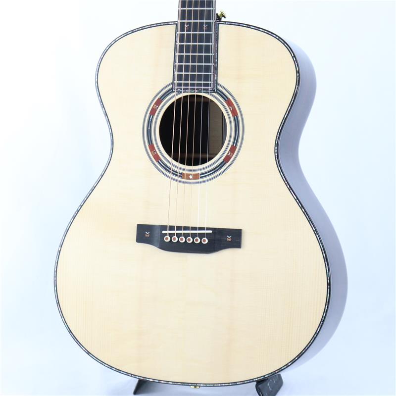 楽器種別：新品FONZO GUITARS/新品 商品一覧＞＞アコースティック・エレアコギター【195，000円〜365，000円】 商品一覧＞＞アコースティックギター/FONZO GUITARS 商品一覧＞＞アコギ買うなら、当店で！出荷前の検品・調整はもちろん、丁寧梱包でお届けします！FONZO GUITARS V-34S GAFB/Bearclaw商品説明世界最高峰のクラシックギターコンクール GFA International Concert Artist Competitionにおいてアジア人初の優勝を果たしたタイ出身のギタリスト、エカチャイ・ジィヤクン氏が2020年に設立したブランド！！松井祐貴さんやフィンガー系アーティストが使用されることでも人気となった今話題のブランドです。ギタリストの演奏性を最優先に設計されたギターは「弾きやすさ、音の鳴り、表現力の豊かさ」が徹底的に追及されています。Fonzo Guitarファクトリーラインの最高峰V-34シリーズ。レッド・インディアンのヘッドドレス War Bonnet からインスパイアされたユニークなデザインを採用、多くのインレイ材を比較検討し、レッドウッド、マホガニー、ヒノキ、アワビで、このユニークなインレイセットを製作。V-34シリーズは、SJ、OM、ドレッドノート、GAなど、どのボディタイプのギターでも最高のサウンドを引き出せるよう、ブレイシングを細部まで調整し、ルシアーチームによるPure Handmadeで製作。サウンドボードのチューニングを入念に行うことで、一音一音が大きく、豊かでクリアなサウンドを実現。V-34S GAFBは指先のニュアンスを深みあるトーンで描く、フィンガースタイル向けグランドオーディトリアム。トップには反応の速いスプルース、サイド＆バックにはローズウッドを採用。繊細なタッチでも低音はふくよかに、中高域はクリアに伸び、フィンガースタイルの表現力を自然に底上げしてくれるサウンドバランスが魅力です。粒立ちの良いアルペジオ、広がりのある倍音、奥行きのある低音が特徴で、ソロギター、歌伴の指弾き、アレンジ演奏まで幅広く対応。抱えやすいGAシェイプと豊かなローズウッドの響きが、軽いタッチで弾きたい方にもしっかり音の厚みを出したい方にも応えてくれる1本。トップにはBearclawが綺麗に出ており、この世に二つと存在しない杢も魅力的、かつ上品な佇まいで美しいバインディングも存在感を放ちます。お見逃しなく。商品詳細BODY SIZE:Grand Auditorium (GA)SHAPE:Non CutawayTOP:Solid Bearclaw European SpruceBACK & SIDE:Solid Eastern Indian RosewoodBRACING:X BracingROSETTE:Fonzo Special Edition Red IndianBINDING:RosewoodPURFLING:Mexican AbaloneHEADPLATE:EbonyHEADSTOCK SHAPE:Square Taper withDiamondNUT WIDTH:43mmFINGERBOARD:EbonyFINGERBOARDINLAY:Fonzo Special Edition Red IndianNECK:One-Piece MahoganyBRIDGE:EbonyMACHINE HEADS:Engraved Gold Open GearBODY FINISH:GlossyNECK FINISH:SatinNUT/SADDLE:Natural BoneBRIDGE PIN:Natural Bone with PaduakHard Caseイケベカテゴリ_アコースティック・エレアコギター_アコースティックギター_FONZO GUITARS_新品 SW_FONZO GUITARS_新品 JAN:4582349876226 登録日:2025/12/01 フォンゾギターズ