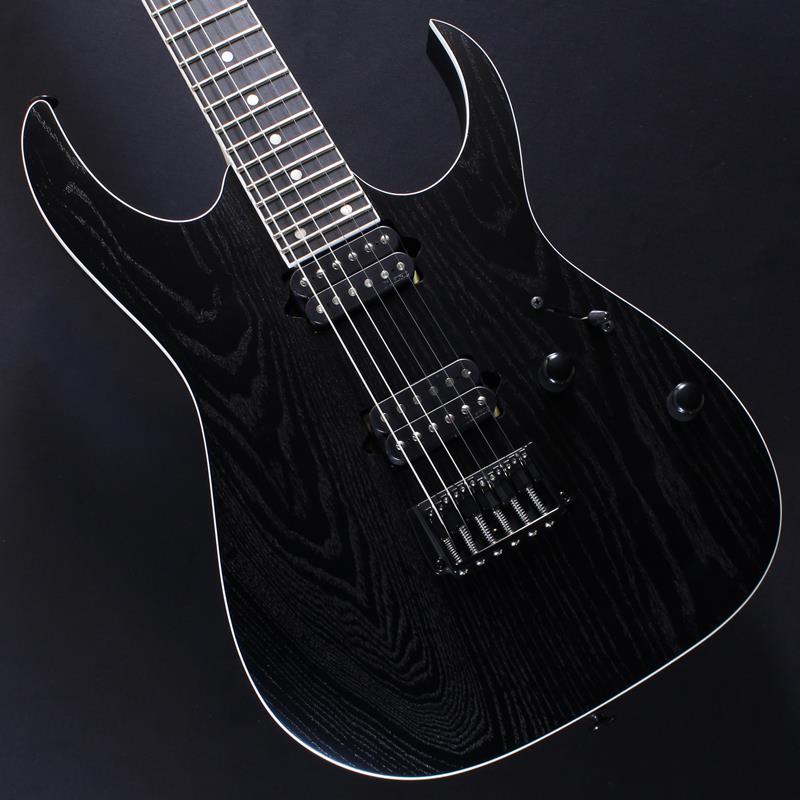 楽器種別：新品Ibanez/新品 商品一覧＞＞エレキギター【145，000円〜275，000円】 商品一覧＞＞ストラトキャスター・STタイプ/Ibanez 商品一覧＞＞当店のギターは、出荷前に専門スタッフが検品・調整しているので安心です！Ibanez Prestige RGR662AHBF-WK (Weathered Black) [SPOT MODEL] #F2613222商品説明Prestige RG Reversed Head w/ DiMarzio Pickups New Model !!リバースド・ヘッド、DiMarzioピックアップ、黒を基調とした精悍なルックス。質実剛健を感じさせる、日本製 Prestige RG・新モデル◆弾き易さと薄さとを追求した、 Super Wizard HP 極薄ネック・シェイプよりナチュラルなサウンドと高い強度を備えた、メイプル材とウォルナット材を5pcに組み合わせたネックです。極限まで軽い握り心地を好むプレイヤーに最適な、Ibanez=薄ネックのパイオニアたる所以とも言うべきネック・シェイプです。◆ローズウッド材 指板バランスの取れたサウンド・キャラクターで、暖かみのあるトーンが特長です。◆アッシュ材 ボディヌケの良い、クリアで輪郭あるサウンドが特長です。オープン・ポア・フィニッシュを施すことで、アッシュ材特有の杢目を際立たせ、木の質感を活かしています。また、ボディ外周に白バインディングを施し、輪郭を際立たせることで、締まった印象を与えます。◆DiMarzio ピックアップネック・ポジションにはクリアかつウォームなサウンドが特徴のAir Norton 、ブリッジ・ポジションには高音域から低音域までバランスよく出力しパワフルなサウンドが特徴のThe Tone Zoneを搭載しています。HHピックアップ・レイアウトながら、フロント・パラレル配線や、フロント・タップ＋リア・タップ・サウンドも出せる、5wayスイッチング・システムです。◆Gibraltar Standard III ブリッジストレスフリーなピッキングが可能なロー・プロファイル設計で、イントネーション調整幅やサドルの高さ調整幅が広く、様々なセッティングに対応可能な、Ibanez製 オリジナル・フィックスド・ブリッジです。◆Gotoh MG-T ロッキング・マシンヘッド弦交換の利便性を追求し、チューニング・スタビリティに定評のある Gotoh製 MG-T ロッキング・マシンヘッドを採用。指でダイヤルを回すことにより、ポスト穴に通した弦を簡単にロックできる構造です。商品詳細SpecsNeck Type Super Wizard HP 5pc Maple/Walnut neckBody Ash bodyFretboard Bound Rosewood fretboard w/White dot inlayFret Jumbo frets w/Prestige fret edge treatmentNut Graph Tech BLACK TUSQ XLBridge Gibraltar Standard III bridgeNeck Pickup DiMarzio Air Norton (H) neck pickupBridge Pickup DiMarzio The Tone Zone (H) bridge pickupControls， Pickup selector 1 Volume， 1 Tone， 5-way lever switchMachine Head Gotoh MG-T locking machine headsHardware Color BlackString gauge .010/.013/.017/.026/.036/.046 (D'Addario EXL110)Neck DimensionsScale 648mm/25.5Width at Nut 43mmWidth at Last Fret 58mmThickness at 1st 17mmThickness at 12th 19mmRadius 430mmR約3.43kgハードケース(M20RG)付属イケベカテゴリ_エレキギター_ストラトキャスター・STタイプ_Ibanez_新品 SW_Ibanez_新品 JAN:4549763375612 登録日:2026/08/11 エレキギター アイバニーズ イバニーズ