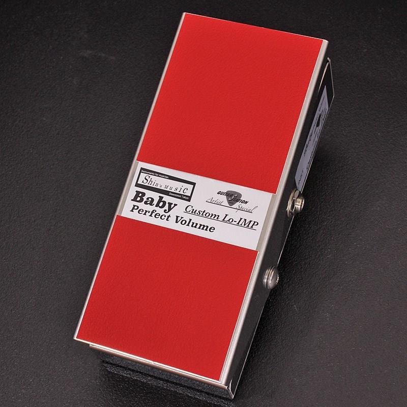 楽器種別：新品shin’s music/新品 商品一覧＞＞エフェクター【20，000円〜40，000円】 商品一覧＞＞ワウペダル・ボリュームペダル/ボリュームペダル/shin’s music 商品一覧＞＞安心してお買い物頂けるよう、コンパクトもマルチも丁寧梱包でお届けします！shin’s music Guitars Station Artist Special Smooth Taper Baby Perfect Volume [Custom Lo-IMP] Red Tolex商品説明音質劣化の少ないパッシブのボリュームペダル「Perfect Volume」に待望のスモールサイズが登場！もちろん当店入荷は、ギタステArtist SpecialのCustomスペックです！今回入荷のCustom Lo-IMPはアクティブピックアップからの直接入力のみという事はもちろん、アンプのSend&Retや十分にローインピーダンス化されている信号に合わせて専用で使用したいと言うお客様からの声を形に変えた、Lo-IMP仕様です。ローインピーダンス環境に特化した10KΩ〜25KΩ対応の設計は十分にローインピーダンス化されている信号を扱う上で外来ノイズの混入の防止等においても有効で、インピーダンスのマッチングが十分であればシステム構築に置いて様々な恩恵を受けることができます。シンプルなLo-IMP単独仕様だからこそのお求め易い価格設定はもちろん、特化モデルならではのカーブやシンプルな設計による切替SW等の操作ミスへの心配が不要な面も魅力ですね。更に本機は持ち運びやエフェクター・ボードでも収まりの良い極少スモールサイズ・ヴァージョン(Babyサイズ)。出来るだけ音質劣化は避けたいがどうしてもボリュームペダルを使わなければいけない仕事人の方のマストアイテムと言える、音の曇り、こもり、歪みを極限まで抑える事で好評を博す、Perfect Volumeのサウンドはそのままにこのサイズに凝縮したヴォリュームペダルです！計算された心地よいボリューム変化、体重をかけても安定する高い剛性をもつ筐体、絶妙なペダルのトルク感など徹底的にボリュームペダルに求められる重要ポイントを突き詰めた最上級のヴォリュームペダルのクオリティを落とすことなく、およそ：75W×182D×51H/mm（突起物除く）にコンパクト化し、ペダルボードへの組み込みの行ないやすさの向上のみならず、サイドに入出力・チューナージャックを装備する事で配線の行ない易さも確保しています。更に当店オリジナルのArtist Specialでは、Shin's MusicからArtistに手渡される際に使用されるとも言われる厳選パーツを惜しげもなく使用することで、よりナチュラルでスムースなカーブとサウンドを獲得するCustom仕様を採用しています。※Guitars Station Artist Specialは、全てスムーステーパー回路が採用されていますので、ピーク感の無い、よりスムースでナチュラルなボリュームコントロールが可能です。※画像はイメージのためシリアルナンバーが異なります。仕様、シール等のデザインが変更される場合があります。底面サイズ：75W×182D×51H/mm（突起物除く）イケベカテゴリ_エフェクター_ワウペダル・ボリュームペダル_ボリュームペダル_shin’s music_新品 SW_shin’s music_新品 JAN:4949748113367 登録日:2026/07/16 シンズミュージック