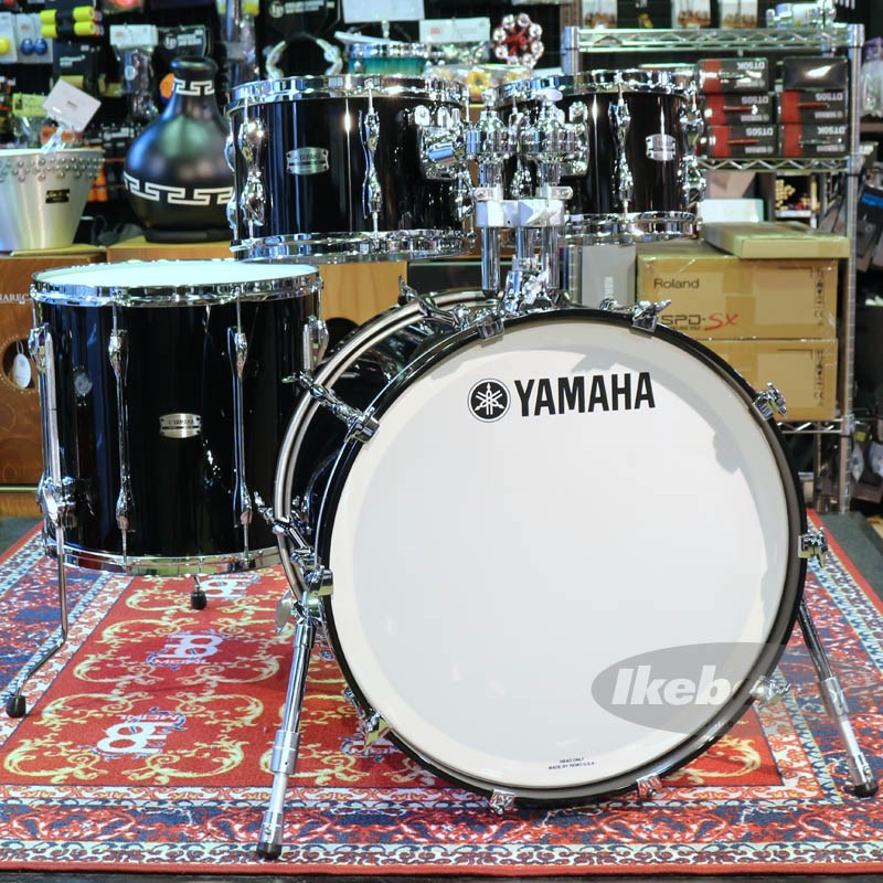楽器種別：新品YAMAHA/新品 商品一覧＞＞ドラム【300，000円〜565，000円】 商品一覧＞＞ドラムセット/YAMAHA 商品一覧＞＞安心してお買い物頂けるよう、スネアもシンバルも丁寧梱包でお届けします！YAMAHA 【ヤマハアブソルートドラムショップ限定キャンペーン対象品！】Recording Custom 4pc Drum Kit - ソリッドブラック [RBB2216 SOB ＋ RBP6F3 SOB]商品説明Recording Custom 4pc Drum Kit長きにわたり多くのドラマーに愛されてきたヤマハシステムドラムの原点ともいえるレコーディングカスタムが、更なる進化を遂げました。前モデルの特色を引き継ぎ、世界のトップドラマーであるスティーブ・ガッド氏の協力を得て、一切の妥協をせずに音質向上を最大限追求したモデルです。北米産バーチ6プライの薄いシェル厚に鋭角なベアリングエッジを採用し、芯のある太い中低音域をパワフルな音量を実現。レコーディングカスタムの象徴であるハイテンションラグのデザインを一新し改良を施したことで、タイトなサウンドに切れ味のよいサスティンが加わりました。細部にこだわりのある仕様を搭載した新生レコーディングカスタムは、現代のレコーディング環境に最適なモデルへと進化を遂げました。●北米産バーチ100%使用北米産バーチを100%採用。バーチ材特有の中低音域とパワフルなサウンドに加え、デザインを一新したハイテンションラグが不要な倍音成分軽減にも効果を発揮。ドラマーの放つ一打一打が、粒立ちの良い明快な音となって表れます。新生レコーディングカスタムは、現代のレコーディング環境に最適なモデルへと進化を遂げました。●30°/R1.5のベアリングエッジ加工ベアリングエッジ加工に30°/R1.5を採用。開発中には様々なエッジ角でサウンドチェックを行い、切れの良い明確なサウンドをとことん追求。幅広いチューニングレンジを持つバーチ材と鋭角なエッジ角の組み合わせによって、多種多様なドラムヘッドを装着した際にも、すばやい反応と高いチューニング性能を実現しました。●新たにデザインされたハイテンションラグレコーディングカスタムの象徴ともいえるハイテンションラグのデザインを一新。伝統的な要素を受け継ぎながら改良し、バーチ材のタイトで中低音域の響きを損なわないように、ラグの重量を増量。ミュートを使用しなくても不要な倍音をカットし、切れ味良くまとまりのあるサウンドにパワフルな音量を実現しました。●バスドラムフローティングシステムスティーブ・ガッド氏の要望によりバスドラムリフターを20 サイズにのみ採用しました。20 バスドラムをリフトアップすることで、演奏時にフットペダルのビーターを打面中心に当てることができ、22 バスドラムと同じ感覚で演奏できます。20 サイズとは思えない、より力強く音量感のあるシェル鳴りを実現します。●コーテッドヘッド仕様タムタム、フロアタムの打面にアンバサダーコーテッドヘッドを標準装備。（バスドラムはパワーストローク3コーテッドヘッド）シェル本体が持つ芯のある太いサウンドを最大限引き出します。●Y.E.S.Sマウントシステムシェルとの設置面積を最小限に抑えたヤマハ独自の「Y.E.S.S.（Yamaha Enhanced Sustain System）」を採用。ダイナミクスレンジが広く、豊かなシェル鳴りを引き出します。●フロアタムブラケット適度な音の余韻と減衰をコントロールするフロアタムブラケットを搭載。ウィングボルトを採用し高さ調整もしやすく確実に固定可能。オープンタイプ仕様により、ライブステージでのスピーディなセッティングも実現します。＜セット内容＞●RBB221622×16 Bass Drum●RBP6F316×15 Floor Tom (RBF1615)10×7 Tom Tom (RBT1007)12×8 Tom Tom (RBT1208)Double Tom Holder (TH945B)＜スペック＞シェル：6mm 6ply North American Birchエッジ角：30°/R1.5フィニッシュ：Solid Blackタムタム＆フロアタムフープ：1.6mm Steel Triple Flange Hoopバスドラムフープ：Wood Hoopラグ：High-tension Lugタムマウント：Y.E.S.S.フロアタムブラケット：Open Typeタムタム＆フロアタムヘッド：Batter Yamaha REMO Ambassador Coated，Bottom Yamaha REMO Ambassador Clearバスドラムヘッド：Batter Yamaha REMO Powerstroke 3 Coated，Front Yamaha REMO Powerstroke 3 Smooth White商品詳細RBB2216SOB:4957812599153RBP6F3SOB:4957812599450イケベカテゴリ_ドラム_ドラムセット_YAMAHA_新品 SW_YAMAHA_新品 JAN:4957812599153 登録日:2021/12/19 ドラムセット ドラムキット ヤマハ やまは