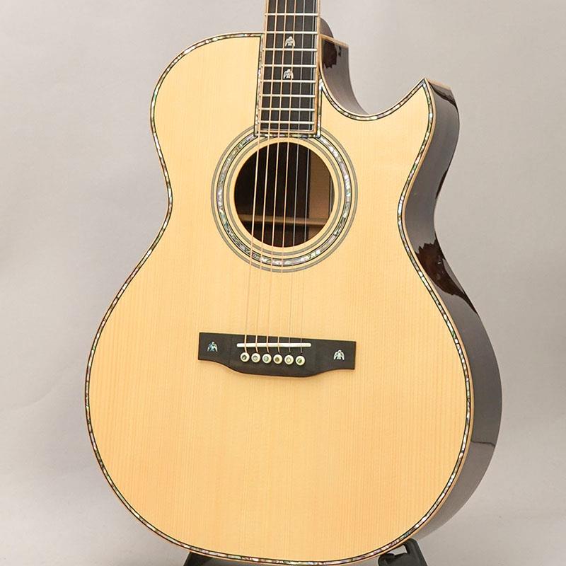 楽器種別：新品FONZO GUITARS/新品 商品一覧＞＞アコースティック・エレアコギター【165，000円〜315，000円】 商品一覧＞＞アコースティックギター/FONZO GUITARS 商品一覧＞＞アコギ買うなら、当店で！出荷前の検品・調整はもちろん、丁寧梱包でお届けします！FONZO GUITARS V-33S SJFC商品説明世界最高峰のクラシックギターコンクール GFA International Concert Artist Competitionにおいてアジア人初の優勝を果たしたタイ出身のギタリスト、エカチャイ・ジィヤクン氏が2020年に設立したブランド！！松井祐貴さんやフィンガー系アーティストが使用されることでも人気となった今話題のブランドです。ギタリストの演奏性を最優先に設計されたギターは「弾きやすさ、音の鳴り、表現力の豊かさ」が徹底的に追及されています。Fonzo GuitarファクトリーラインのV-33シリーズ。オリジナルのPremium Small Jumboシェイプは小さ過ぎず、大き過ぎないベストな形状を模索し、プレイヤーの負担を軽減。上位機種V-34同様、European SpruceとWestern Red Cedarから選択可。低音から高音までバランス良く鳴らすことが出来る、プレイヤー目線のシリーズ。抱え込みやすいボディとカッタウェイ設計でハイポジションもスムーズ。定番のスプルーストップ×ローズウッドサイドバックはクリアなサウンドで演奏も見た目も満足な1本です。この機会にお試しください。商品詳細BODY SIZE:Premium Small Jumbo (SJ)SHAPE:Florentine CutawayTOP:Solid European SpruceBACK & SIDE:Solid Indian RosewoodBRACING:X BracingROSETTE:Mexican AbaloneBINDING:Flamed MaplePURFLING:Mexican AbaloneHEADPLATE:EbonyHEADSTOCK SHAPE:Square Taper with DiamondNUT WIDTH:43 mmFINGERBOARD:EbonyNECK:One-Piece MahoganyBRIDGE:EbonyMACHINE HEADS:Engraved Vintage Open GearBODY FINISH:High GlossyNECK FINISH:SatinNUT/SADDLE:Natural BoneBRIDGE PIN:Natural Bone with AbaloneCASE:Hard Caseイケベカテゴリ_アコースティック・エレアコギター_アコースティックギター_FONZO GUITARS_新品 SW_FONZO GUITARS_新品 JAN:4582349875946 登録日:2025/12/01 フォンゾギターズ