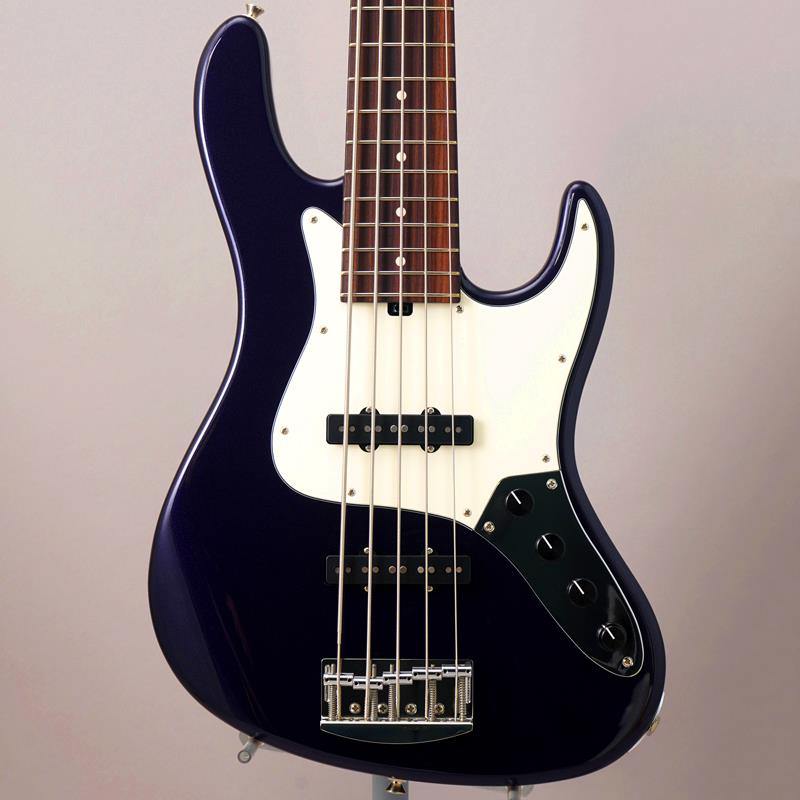 楽器種別：新品Kikuchi Guitars/新品 商品一覧＞＞ベース【275，000円〜525，000円】 商品一覧＞＞エレキベース/JBタイプ/Kikuchi Guitars 商品一覧＞＞当店のベースは、出荷前に専門スタッフが検品・調整しているので安心です！Kikuchi Guitars Hermes Series RV5 (Dark Purple Metallic)商品説明Kikuchi の匠を余すことなく、より多くのプレイヤーが手に取れるよう製作される Hermes日本を代表するルシアー菊地嘉幸氏が、世界的な現代の名工Roger Sadowskyの下を訪れてから30年の節目に、Kikuchi Guitarsは誕生しました。Sadowskyイズムを正確無比に受け継ぎながら深めた楽器への造詣を、余すことなく体感することができます。こちらの「Hermes」シリーズは、ブランドのスタンダードシリーズとなります。基本的なスペックや製造クオリティはカスタムモデルとほぼ同等でありながら、スペックを固定したレギュラーモデル展開により、ハイコストパフォーマンスを実現しています。SadowskyやThree Dots Guitarsでの知識や経験を集約した、菊地氏の集大成とも言えるブランド「Kikuchi Guitars」の、世界クラスのサウンドとプレイヤビリティを是非お試しください。- Neck -最適な楽器の鳴りや演奏時の重量バランスを生み出すよう、ネックは強度を高め、ヘッドは厚みを持たせました。一般的な J スタイルよりも細くしたナット幅と、耐久性と演奏性を求め適度に厚みを残し、握りこみ易くしたネックグリップにより、ローポジションからハイポジションまで、そしてネック幅のワイドな5弦のミュートもスムーズに演奏することができます。また、ニッケルフレットの中でも硬度の強いフレットを採用することで、フレットを押さえた時に発生するノイズを減少させ、ニッケルフレットでありながらもパンチのあるサウンドを生み出します。フレット数は、幅広い音楽ジャンルに対応できるよう 22F を採用しました。極端なツバ出し加工も行わず、ネックジョイント位置をよりブリッジ側へ深く設計することで 21F ベースのようなフィールで演奏することができます。様々な奏法や音楽ジャンルにも対応できるよう、弦高がどのフレットポジションでも均一にセットアップされているため、力強いピッキングにはパワフルに、そして優しく撫でるようなフィンガリングには暖かく包み込むような優しいトーンを奏でます。- Body -日本人の体形でもストレスなく演奏できるようボディ形状をリデザインしたディンキーシェイプを採用。モダンなトーンを奏でる取り回しの良さだけでなく、適度な重みを持たせたソリッドボディが、発音良いトーンを奏で、様々なトーンバリエーションを生み出します。RV モデルは Alder 材を採用しておりRosewood指板の暖かく包み込むようなトーンに加え、心地がよい低音が特徴です。- Hardware -Custom Series に採用されている、軽量かつ操作性抜群の Hipshot パーツを各部に配置、木材の特性をストレートに伝えよりナチュラルな響きを生み出します。- Pickups -Custom Series にも採用されている DiMarzio 製カスタムモデルを搭載しました。シャープかつ歯切れが良く、パワー感があり、ノイズを低減するハムキャンセルピックアップです。- Preamp -Kikuchi が理想とする最高のトーンを実現すべく、世界最高峰のデザインメーカーと共同開発したCustom Seriesにも採用されているオリジナルプリアンプを搭載しました。ブースト時には、どのセッティングでも低音域と高音域がクリアで自然なトーン、ミッドレンジをスクープするようにし、パッシブ/アクティブ切り替え時には、聴感上の音量と音質差を極力低減するように設計しました。商品詳細【SPECIFICATIONS】Model : 5stBody : Alder 2-Piece (Solid)Neck : Maple， Thin Matte NitroFingerboard : RosewoodFingerboard Radius : 12″ (305R)Nut Material : TusqNut Width : 5st：46mmFret : DHP24H， 22FScale : 864mm (34″)Body Finish : PolyHardware Color : ChromeBridge : Hipshot 19mm SpacingTuner : Hipshot License Ultra-LightPickups : DiMarzio 5HC in 60’s LocationsPreamp : Kikuchi Guitars Original PreampControls : Master Volume， Pickup Balancer， Passive Roll Off Tone (w/Pull Switch for Preamp Bypass)， Treble/Bass BoostBody Color : Dark Purple Metallic※セミハードケース付属イケベカテゴリ_ベース_エレキベース_JBタイプ_Kikuchi Guitars_新品 SW_Kikuchi Guitars_新品 JAN:4571220089848 登録日:2026/06/18 ベース エレキベース キクチギターズ