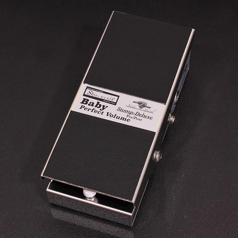 楽器種別：新品shin’s music/新品 商品一覧＞＞エフェクター【25，000円〜55，000円】 商品一覧＞＞ワウペダル・ボリュームペダル/ボリュームペダル/shin’s music 商品一覧＞＞安心してお買い物頂けるよう、コンパクトもマルチも丁寧梱包でお届けします！shin’s music Guitars Station Artist Special Smooth Taper Baby Perfect Volume [Stomp Deluxe] Black Tolex商品説明究極のBaby！音質劣化の少ないパッシブのボリュームペダル「Perfect Volume」に待望のスモールサイズが登場！もちろん当店入荷は、ギタステArtist SpecialのCustomスペックです！コンパクトエフェクター多用派でペダルの位置を前か後か頻繁に接続を変更する方にはこのDeluxe！脅威のスモールサイズ、Baby Perfect Volumeのサイズで遂に登場です！エフェクター愛用者にとってなくてはならないのがヴォリュームペダル。ですが接続する位置によって適したインピーダンスの値が異なるのはご存じでしょうか？一般的にボリュームペダルはハイインピーダンス用とローインピーダンス用の2種が発売されており、ハイインピーダンスの製品はパッシブPUを搭載したエレキギターの直後に接続することを考慮し250KΩを使用したものが多く、ローインピーダンス用は25K前後に対応した製品がほとんどです。10KΩ〜25KΩ用のボリュームペダルは十分にローインピーダンス化されている信号を扱う際には有効ですが、実はコンパクトエフェクターレベルではそこまでローインピーダンス化されているケースは少なく、著しいハイ落ち、不安定なカーブの原因となります。本機はより実戦で使用されるコンパクトレベルの出力＆入力インピーダンスに適した「Post O Stomp」と、プリアンプ等を介さないパッシブPUを搭載しているしているエレキギターからの直接入力に最適な「254」のハイブリットバージョン。ペダルサイドのSW操作により、エフェクターの前(PRE/254)か後(POST/Post O Stomp)を選択可能です。Shin's Musicから通常発売されているPerfect Volume HYBRIDは250KΩと25KΩとの切り替えができる仕様のためパッシブタイプからEMG、または安定したローインピーダンス信号が入力される位置への変更時のベストマッチが可能ですが、パッシブとプリアンプ搭載のベースを持ち替える方や、ギターの直接入力と歪みペダル後のマスターVolとしてのPost入力を頻繁を変更する方にはこのDeluxeがオススメです。計算された心地よいボリューム変化、体重をかけても安定する高い剛性をもつ筐体、絶妙なペダルのトルク感など徹底的にボリュームペダルに求められる重要ポイントを突き詰めた最上級のヴォリュームペダルのクオリティを落とすことなく、およそ：75W×182D×51H/mm（突起物除く）にコンパクト化し、ペダルボードへの組み込みの行ないやすさの向上のみならず、サイドに入出力・チューナージャックを装備する事で配線の行ないやすさも向上しております！更に当店オリジナルのArtist Specialでは、Shin's MusicからArtistに手渡される際に使用されるとも言われる厳選パーツを惜しげもなく使用することで、よりナチュラルでスムースなカーブとサウンドを獲得するCustom仕様！ギターサウンドにおいて、手元のボリュームをコントロールすることでの歪みのコントロールは抜群のエフェクト効果となりますが、そのボリュームカーブをよりナチュラルに、そしてプレイに集中させる為に足元で操作する快感を味わう事が出来るボリュームペダルにして、そのサイズから導入を見合わせていた方には、これ一択といえる完成度です！※ハンドメイド品のため筐体にスクラッチ等がある場合がございます。予めご了承下さい。※画像はイメージのためシリアルナンバーが異なります。仕様、シール等のデザインが変更される場合があります。底面サイズ：75W×182D×51H/mm（突起物除く）イケベカテゴリ_エフェクター_ワウペダル・ボリュームペダル_ボリュームペダル_shin’s music_新品 SW_shin’s music_新品 JAN:4949748093560 登録日:2026/07/16 シンズミュージック