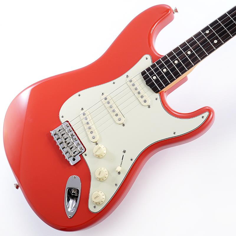 楽器種別：新品Fender Made in Japan/Artist 商品一覧＞＞Fender Made in Japan/新品 商品一覧＞＞エレキギター【205，000円〜395，000円】 商品一覧＞＞STタイプ/Fender Made in Japan 商品一覧＞＞当店のギターは、出荷前に専門スタッフが検品・調整しているので安心です！Fender Made in Japan Limited Shigeru Suzuki Stratocaster (Fiesta Red/Rosewood)商品説明Shigeru Suzuki Signature Model伝説的ロックバンド〈はっぴいえんど〉での活動や、ソロアルバム『BAND WAGON』などを通じて日本の音楽シーンに多大な影響を与え続けるギタリスト、鈴木茂。Limited Shigeru Suzuki Stratocasterは、彼が長年愛用する1962年製ストラトキャスターを日本製で再現したシグネイチャーモデルです。トレードマークであるフィエスタレッドのカラーは、オリジナル同様にアンダーコートへデザートサンドを施し、当時本人が手に入れた際の色味を再現。トップコートにはニトロセルロースラッカーを採用し、必要最小限の回数のみ塗装することで、自然な経年変化を楽しめる仕上がりとなっています。ピックアップは、鈴木氏本人が求める「太い低音」を実現するため、いくつものサンプルを試作・検証して開発を行い、通常と比較し約20%ほど多く巻いた特別仕様のシングルコイルを採用しています。ポットには高音域の損失を防ぐ500kΩを使用し、さらにヴィンテージのSPRAGUE BLACK BEAUTYコンデンサーを搭載しています。ネックは、本人の実機をもとにプロファイルし、演奏性を考慮して細部まで再現。指板には厳選されたローズウッドを使用し、ボディには本人の強いこだわりにより、オリジナルと近い重量のアルダー材を採用しています。限定モデルの証として、シグネイチャーとシリアルナンバーが刻印された特製ネックプレート、そして認定証が付属します。※画像はサンプルです。製品の特性上、杢目、色合いは個体ごとに異なります。商品詳細Body Material: AlderBody Finish: Nitrocellulose LacquerNeck: Maple， Shigeru Suzuki ‘62 Soft V ShapeNeck Finish: Satin Nitrocellulose LacquerFingerboard: Selected Rosewood， 7.25 (184.1 mm)Frets: 21， VintagePosition Inlays: Clay Dot (Selected Rosewood)Nut (Material/Width): Bone， 1.675 (42.5 mm)Tuning Machines: Pure Vintage Single Line Fender DeluxeScale Length: 25.5 (648 mm)Bridge: 6-Saddle Pure Vintage Synchronized TremoloPickguard: 3-Ply Mint GreenPickups:Shigeru Suzuki Original Single Coil Stratocaster (Bridge)Shigeru Suzuki Original Single Coil Stratocaster (Middle)Shigeru Suzuki Original Single Coil Stratocaster (Neck)Pickup Switching: 5-Position Blade:Position 1. Bridge PickupPosition 2. Bridge and Middle PickupPosition 3. Middle PickupPosition 4. Middle and Neck PickupPosition 5. Neck PickupControls: Master Volume， Tone 1. (Neck Pickup)， Tone 2. (Middle Pickup)Control Knobs: Aged WhiteHardware Finish: Nickel/ChromeStrings: Nickel Plated Steel (.009-.046 Gauges)Case/Gig Bag: Deluxe Molded Case (Included)イケベカテゴリ_エレキギター_STタイプ_Fender Made in Japan_Artist_新品 SW_Fender Made in Japan_新品 JAN:0885978671892 登録日:2026/04/10 エレキギター フェンダー ふぇんだー フェンダージャパン フェンジャパ フェンダーJ