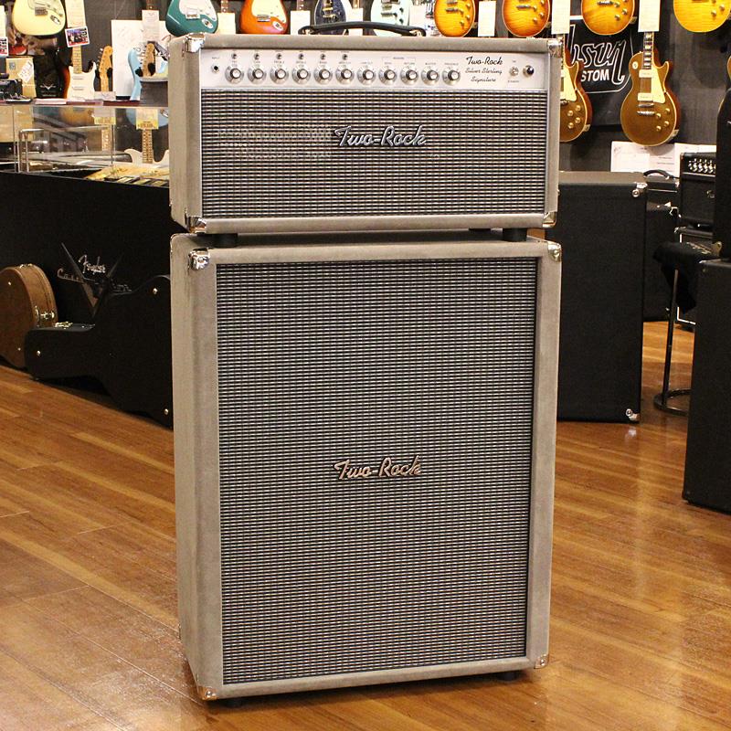 楽器種別：ユーズドTwo-Rock/ユーズド 商品一覧＞＞ギターアンプ・ベースアンプ【940，000円〜1，760，000円】 商品一覧＞＞ギターアンプ/ヘッド/チューブ/Two-Rock 商品一覧＞＞安心してお買い物頂けるよう、ミニアンプもコンボアンプも丁寧梱包でお届けします！Two-Rock USED 中古 Silver Sterling Signature 150W Head + 2x12 Wide Cabinet Set Grey Suede商品説明テキサスブルーズの真髄が此処にある。Two Rock Silver Sterling Signature 150 Watt Head + 2x12 Wide Cabinet Setの委託中古品が入荷致しました。2025年に当店で販売したばかりの個体でキャビネット側のスエード外装にゴム足の跡や擦れ痕が見られますが、動作含め基本的なコンディションは良好です。至高のクリーントーンを生み出す極上セット！ぜひこのチャンスにご検討下さい。付属品: 日本語マニュアル、認定書、フットスイッチ&ケーブル、電源ケーブル、ステッカー委託中古品Two Rockを愛用する世界的アーティストJohn MayerはDumble Ampのコレクターとしても有名ですが、2000年代半ばに彼が所有するDumble Steel String Singer(通称SSS)を元にTwo Rockで僅か10台のみ製作されたSterling Signatureというレアモデルがあり、その復刻版となるのが本機Silver Sterling Signatureとなります。元々のモチーフ機SSSはレジェンダリーギタリストSRVが愛用していた事でも知られており、その伝説的なトーンが本機の登場によって現代に復活したと言っても過言ではないでしょう！新設計されたシルバーアノダイズドのシャーシにはスカートノブでSSS同様の各コントロールが搭載され、圧倒的な音圧・速さのクリーントーンを弾き出します。入力部に配されたOn/OffできるFETブーストに始まり、Treble/Mid/Bassの3Band EQコントロールにはノブ上方に強調SWが搭載、Hi/Low Cutのフィルタリング、Send/Return操作でのリバーブサウンド等と、演奏時のフィールを余す事無く創造・再生してくれるサウンドメイキングを可能とします。クリーンなサウンドメイクを基本としながらもFETやGAIN、MATSERをはじめとしたコントロールを駆使することによってエフェクトペダルやシミュレーターとは一線を画す、図太く唸るような本物のアンプドライブサウンドを得ることも可能です。また、HI/LOWスイッチでは150Watt/75Wattの切り替えが可能。特別設計の出力トランスを採用することで、一般的にはスピーカーアウトのインピーダンスの切り替えが必要とされるワッテージ変更において、本機では出力インピーダンスの切り替え無しでの使用が可能となっております。セットとなる2x12 CabinetはSilver Sterling Signatureと同幅に設計されたワイドサイズ。150Wクラスの迫力の低音を更なる余裕を持って豊かに再生します。もちろんSSS以外のTwo-Rockアンプとの相性も抜群です！※梱包の関係で表示の配送日目安よりもお時間を頂戴する場合がございます。予めご了承いただきますようお願い致します。商品詳細【Head】150 watt 4 x 6550 switchable to 75 wattsFoot switchable FET and tone stack Bypass control7 position High and Low filter switchesReverb Send and Return controlsHigh/Low Power SwitchPassive Effects LoopSize: 61cm x 33cm x 27.5cmWeight≒23kg【Cabinet】Speakers: TR12 16Ω x2Impedance: 8ΩPower Handring: 200 WATTS幅≒61cm（金具含む）×高さ≒77cm（金具含む）×奥行き≒30.5cmWeight≒27kgPhase: Outイケベカテゴリ_ギターアンプ・ベースアンプ_ギターアンプ_ヘッド_チューブ_Two-Rock_ユーズド SW_Two-Rock_ユーズド 登録日:2026/03/16 ギターアンプ 2ロック トゥーロック