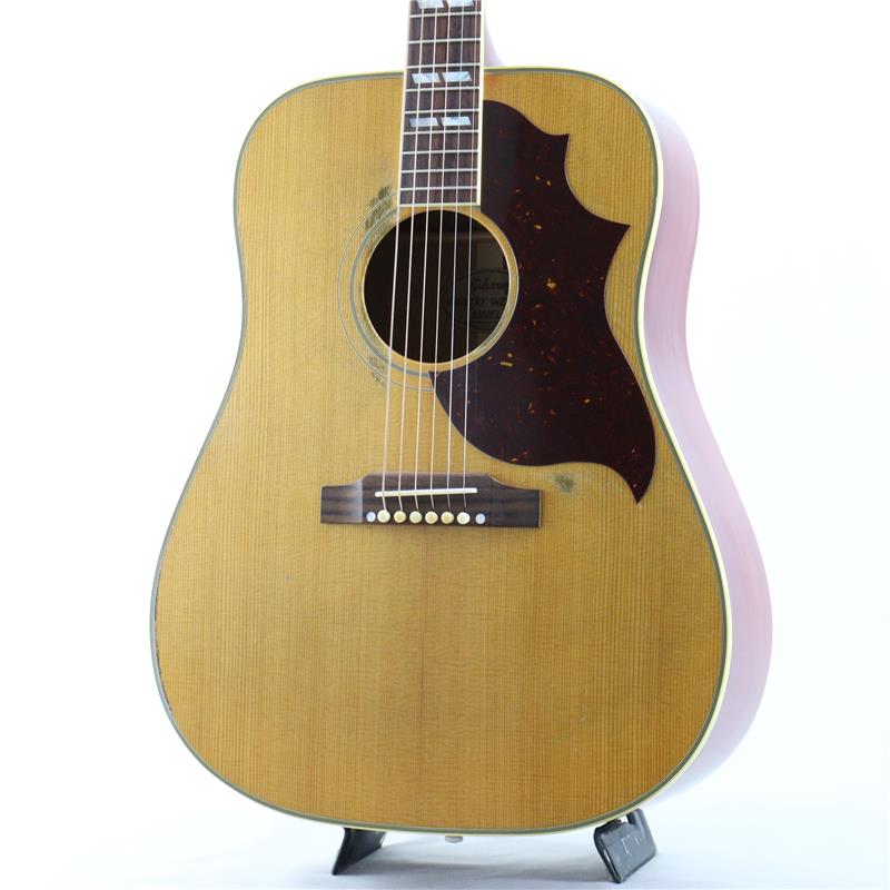 楽器種別：新品Gibson/Square Shoulder 商品一覧＞＞Gibson/新品 商品一覧＞＞アコースティック・エレアコギター【625，000円〜1，175，000円】 商品一覧＞＞アコースティックギター/Gibson 商品一覧＞＞アコギ買うなら、当店で！出荷前の検品・調整はもちろん、丁寧梱包でお届けします！Gibson Murphy Lab 1963 Country Western Heavy Aged Smoked Natural ギブソン商品説明1962年にスクエアショルダー・モデルとして登場した「カントリー・ウェスタン」は、ギブソン・モデル群のなかで評価の高かったサザン・ジャンボのバリエーション・モデルとして登場しました。ハミングバード(TM)と同様のボディ・シェイプを持ち、ナチュラル・フィニッシュで仕上げられ、シンプルなべっ甲のピックガードを持つカントリー・ウェスタンは、その優れたトーンの質感と個性溢れるルックスにより、発売当初から現在に至るまで、ミュージシャンたちに愛され続けてきました。紛れもなく、1990年代以降、カントリー・ウェスタンはアコースティック・モデル群のなかで最も復刻生産へのリクエストが多かったモデルのひとつです。「1963 Country Western Heavy Aged」はサーマリー・エイジド・シトカスプルース・トップ、マホガニー・サイド＆バックを持ち、ネックにはマホガニー、指板にはインディアン・ローズウッドが採用されています。スタンダード・フレットによる20フレット仕様、マザー・オブ・パール素材のパラレログラム・インレイ、ボーン・ナット＆サドル、ボーン・ブリッジピン、クラシックなカントリー・ウェスタンのべっ甲ピックガード、ホワイト・ボタンを備えたニッケルのGotoh(R)チューナーなど、豪華な仕様を誇ります。マーフィー・ラボのアーティザンによって芸術的なヘヴィー・エイジド加工が施された本モデルには、長年ギタリストに連れ添ってきた相棒のような風貌とフィーリングが吹き込まれています。商品詳細Top:Solid Thermally Aged SpruceSide:Solid MahoganyBack:Solid MahoganyNeck:MahoganyFingerboard:RosewoodBridge:RosewoodMachine Head:GotohFingerboard Inlay:Mother of Pearl ParallelogramRosette:White＆BlackBinding:White＆BlackPick Guard:Country Western; Aged TortoisePick up:noneNut width:43.815mmScale:628.65mm付属品：純正ハードケースイケベカテゴリ_アコースティック・エレアコギター_アコースティックギター_Gibson_Square Shoulder_新品 SW_Gibson_新品 JAN:4570156004437 登録日:2026/01/28 アコースティックギター アコギ ギブソン ぎぶそん