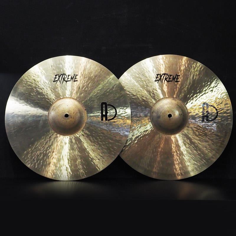 楽器種別：ユーズドAGEAN/ユーズド 商品一覧＞＞ドラム【35，000円〜75，000円】 商品一覧＞＞シンバル/ハイハット/AGEAN 商品一覧＞＞安心してお買い物頂けるよう、スネアもシンバルも丁寧梱包でお届けします！AGEAN USED 中古品 Extreme Series Rock HiHat 16 Pair [Top:1214g/Bottom:1394g]商品説明【エージーン、エクストリームシリーズ・ロック・ハイハット・16インチの中古品が入荷！】-AGEAN Cymbal-35年以上前からシンバルとダラブッカの製造を始めた「Halil Kirmizigul」と、「Istanbul Mehmet」でシンバル製造の修行を積んできた「Mustafa Er」が 2002 年に設立した、伝統的手法を大切にし、新たなモデルの創造をし続け、世界最高峰のターキッシュ・シンバルを一枚一枚ハンド・メイドで仕上げるシンバルメーカーです。-Extreme Series Rock HiHat 16''-音抜けの良さがありつつピッチは低めという独特なサウンド。レイジングせずに残されたベル、ボウの部分は、薄めで細やかなレイジングとハンマリングが施され、クリアでレスポンスの良い部分を持ちながら、ダークでファットな倍音も得られる、新しい時代のサウンドです。こちらの16インチハイハットは余裕のあるダイナミクスレンジと表現力、豊かな低域の広がり、グルーヴィーなクローズの余韻を発揮。大口径ならではの特性を維持しつつも鮮明な高域による確かな音抜けと輪郭も両立しており、ロックからポップス歌モノ等幅広い楽曲をプレイするドラマーにおすすめの秀逸な逸品となっております。サイズ：16インチ・ペア※中古品のためキズや汚れ、サビや打痕等使用感がございます。予めご了承くださいませ。イケベカテゴリ_ドラム_シンバル_ハイハット_AGEAN_ユーズド SW_AGEAN_ユーズド JAN:2500190919390 登録日:2026/08/28 シンバル エイジーン