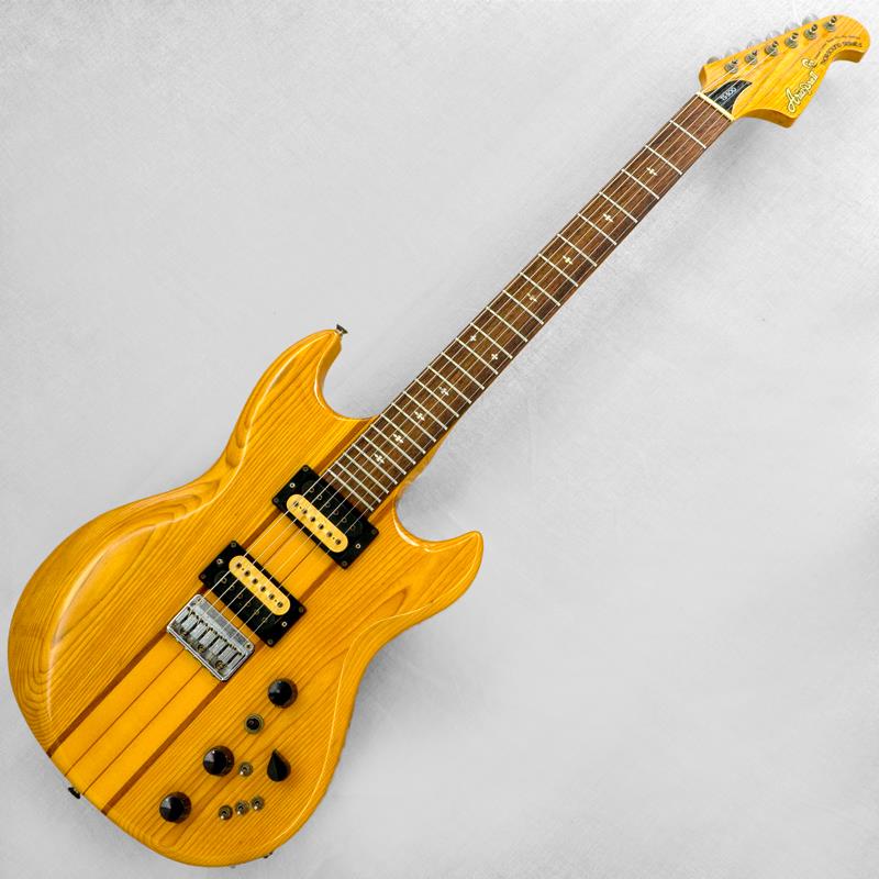 楽器種別：ヴィンテージAria ProII/ユーズド 商品一覧＞＞エレキギター【55，000円〜105，000円】 商品一覧＞＞その他/Aria ProII 商品一覧＞＞当店のギターは、出荷前に専門スタッフが検品・調整しているので安心です！Aria ProII VINTAGE TS-500 Tri Sound '80 Natural商品説明厳選委託（お預かり代行販売）品荒井貿易の設立は1956年。1963年頃にはエレキギターの製造を開始し、Arai、Arai Diamondなどのブランドを経てアコースティックギターラインのAria、エレキギター／ベースラインのAriaProIIが確立。以降、現在まで続く看板モデル「PE」シリーズなど数々の名器を輩出しています。【ボディ】全体重量約3.85kg。明るいナチュラルカラーのアッシュ材によるボディ（ウィング）は木目がくっきりと浮かび、普及価格帯ながら豪華なルックスです。傷や打痕、塗装割れ、金属パーツのくすみなど年式相応のダメージはございますが、塗装はしっかりと艶が残り比較的キレイなコンディションと言えるでしょう。【ネック】メイプル／ウォルナット5ピースのスルーネック、ローズウッド仕様となります。ネック裏は小さな打痕が点在します。チューナーは巻き具合にバラつきは見られるものの、しっかりと機能しております。フレット／ナットにはそれなりに消耗がありますが、現状で極端なビビりや詰まりはなく演奏性は良好です。ナット幅約43.6mm。薄めですがしっかりとしたネック幅が特徴です。【電装系】コントロールはノブ側上から【1ヴォリューム／3wayピックアップセレクタースイッチ／ブースターヴォリューム／1トーン】ローターリ／スイッチ側が【6wayトーンセレクター／ブースタースイッチ／デュアルサウンドスイッチ*2／フェイズスイッチ】となります。この時期特有のてんこ盛りコントロールですが、実用的なものが揃っており意外と扱いやすい構成です。付属品：汎用ソフトケース商品詳細Weight：3.85kgBody Material：AshNeck Material：Maple/Walnut， 5 pieceFingerboard： RosewoodNut Width：43.6mmFret Width：2.7mmNeck Thickness（1F／7F／12F）：20.5mm／22.1mm／23.8mmPickup（Neck／Bridge）：Aria ProII EXTRA III（17.2kΩ／16.9kΩ）※ピックアップの直流抵抗値はコントロール部を通しての計測となります-------Heartman Vintage Guitarsは池部楽器店のヴィンテージ・ギター＆ベースの専門店です-------イケベカテゴリ_エレキギター_その他_Aria ProII_ユーズド SW_Aria ProII_ユーズド JAN:2500010904537 登録日:2026/07/16 エレキギター アリア アリアプロ アリアプロ2