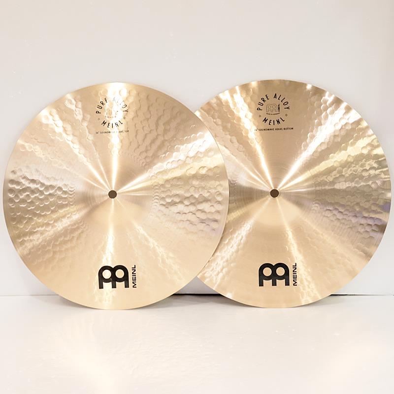 楽器種別：アウトレットMEINL/Pure Alloy 商品一覧＞＞MEINL/アウトレット 商品一覧＞＞ドラム【30，000円〜65，000円】 商品一覧＞＞シンバル/ハイハット/MEINL 商品一覧＞＞安心してお買い物頂けるよう、スネアもシンバルも丁寧梱包でお届けします！MEINL PA14SWH [Pure Alloy Soundwave Hihats 14'']【在庫処分特価品】商品説明※店頭にて試打を解禁しております為、指紋汚れや打痕などがございます。予めご了承ください。＜Pure Alloy＞マイネル・シンバルの本国：ドイツで高い製造技術と、革新的なアイディアを融合するシンバル・ラインとして、洗練されたマイネルならではのルックスと、精密で丁寧な物作りへのこだわりが、ミュージックスタイルを限定しない優れたタッチと、心地よく澄んだピュアな倍音、幅広い音域をカバーする豊かな響きを実現しています。Byzance（バイザンス）・シリーズに並ぶ、大きなシリーズとして、音楽シーンに求められる様々なキャラクターを提供するモデル達です。＜Pure Alloy Soundwave Hihats 14＞Pure Alloyシリーズに、Soundwave Hihatsが14＆15サイズで登場しました。素早いレスポンスとクリスピーなアタックで明快なキャラクターかつ、波状のエッジ仕上げのボトムによってエアロックを防ぎ、キレと音量感のあるフット・チックサウンドを得ることが可能です。ワンサイズ小さいレベルのキレを感じるピッチ感と、ワンサイズ大きいような音量感が、アグレッシブなプレイに適したハイハットです。サイズ：14インチペアイケベカテゴリ_ドラム_シンバル_ハイハット_MEINL_Pure Alloy_アウトレット SW_MEINL_アウトレット JAN:0842960110647 登録日:2026/08/11 シンバル マイネル