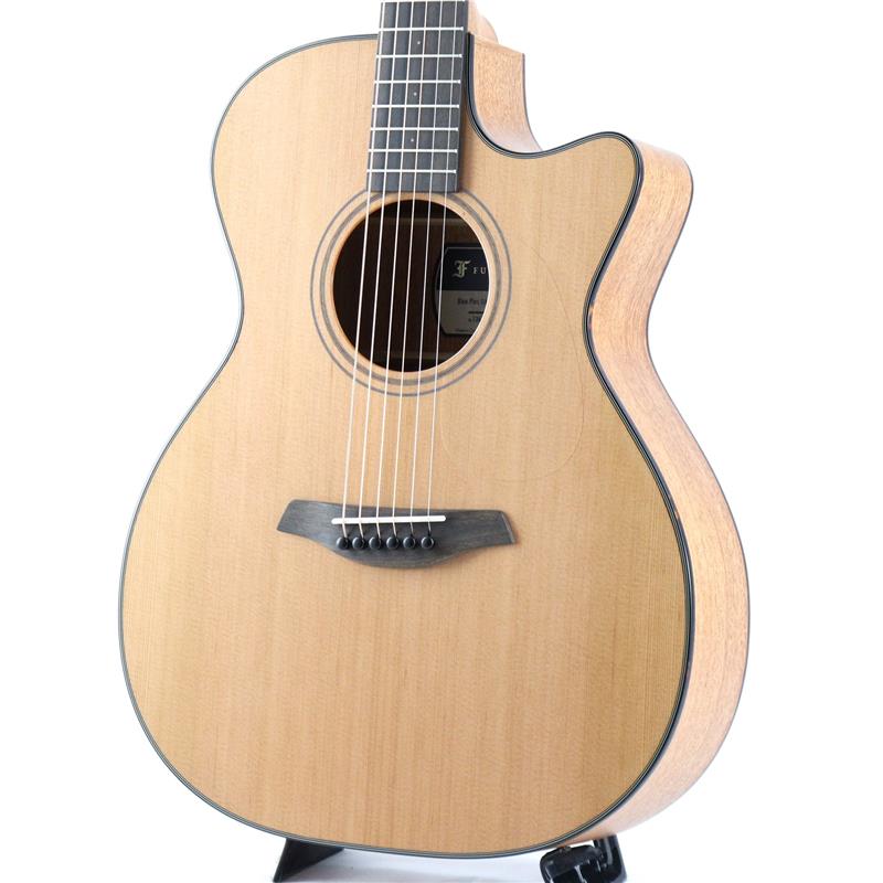 楽器種別：新品Furch/新品 商品一覧＞＞アコースティック・エレアコギター【215，000円〜410，000円】 商品一覧＞＞アコースティックギター/Furch 商品一覧＞＞アコギ買うなら、当店で！出荷前の検品・調整はもちろん、丁寧梱包でお届けします！Furch Blue Plus OMc-CMa #136355 フォルヒ商品説明〜トップグロス仕様でリーズナブルな価格ながら高級感のあるブループラスシリーズ〜1981年、旧チェコスロバキア領でブルーグラスミュージシャンにより設立されたフォルヒギターズ！！岡崎倫典さん、中川イサトさん、岸部眞明さん、UK（MOROHA）さん等、錚々たるアーティストに使用される今話題のブランドです！ヨーロッパを代表するブランドの一つとして主にフィンガースタイルのギタリストに愛されるフォルヒ。その造りの丁寧さ、美しい仕上げ、洗練されたサウンド、滑らかな弾き心地、数多のミュージシャンに使用されるのに十分な理由のある素晴らしいギターです。本機種は「Blue」シリーズのOMカッタウェイモデル。美しいグロストップにボディサイド・バックはオープンポアタイプのマットな塗装。ウォルナットのロゼッタや透明なピックガードも魅力です。木材の組み合わせによる温かみのあるサウンドも素晴らしく、非常にコストパフォーマンスに優れております。フィンガースタイル入門やステップアップの1本としても最適です。様々な意匠を凝らしながらも、非常にお値打ちな1本！是非堪能してください！◆CNR System Active（Composite Neck Reinforcement System）◆こちらのモデルは、フォルヒ独自開発の「CNR System Active（Composite Neck Reinforcement System）」が搭載されています。既存のCNRネックシステムからアップデートされた革新的なネック設計です。最も特筆すべき特徴として、ネックブロックに設置された弦高調整ボルトによりネックの角度調整が可能で、サドルを削ることなく弦高調整を行うことが出来るようになりました。更に、以前のシステムよりネックの剛性と安定性が向上していることから、より長期にわたってプレイアビリティと安定性を維持することが実現しました。※このボルトを使って安全にネック角度を調整するには、専用工具及び調整技術を習得した技術者による操作が必要ですので、池部楽器店アコースティックフロアスタッフまでご相談ください。商品詳細Top: AA Western Red CedarBack and Sides: AA African MahoganyNeck: African MahoganyTop finish: Gloss FinishBack and Sides Finish: Open-Pore FinishBinding: Faux tortoiseRosette: Double ring with black walnut inlayNut Width: 45mmScale Length: 650mmFingerboard: EbonyBridge: EbonyTuner：Furch OriginalCase：Furch Original Gig Bagイケベカテゴリ_アコースティック・エレアコギター_アコースティックギター_Furch_新品 SW_Furch_新品 JAN:2500020016220 登録日:2026/03/16 アコースティックギター アコギ ファルヒ
