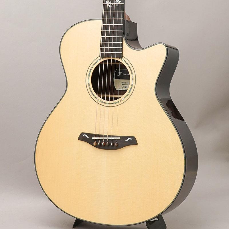 楽器種別：新品Furch/新品 商品一覧＞＞アコースティック・エレアコギター【390，000円〜735，000円】 商品一覧＞＞アコースティックギター/Furch 商品一覧＞＞アコギ買うなら、当店で！出荷前の検品・調整はもちろん、丁寧梱包でお届けします！Furch LTD Yellow Gc-ERa Legend25 #137697 フォルヒ商品説明〜豪華なLegend25インレイを施した本数限定カスタムモデルが入荷！！〜1981年、旧チェコスロバキア領でブルーグラスミュージシャンにより設立されたフォルヒギターズ！！岡崎倫典さん、中川イサトさん、岸部眞明さん、UK（MOROHA）さん等、錚々たるアーティストに使用される今話題のブランドです！ヨーロッパを代表するブランドの一つとして主にフィンガースタイルのギタリストに愛されるフォルヒ。その造りの丁寧さ、美しい仕上げ、洗練されたサウンド、滑らかな弾き心地、数多のミュージシャンに使用されるのに十分な理由のある素晴らしいギターです。本器「LTD Yellow Gc-ERa Legend25」は、フォルヒギターの王道Yellow(旧23シリーズ)の中でも大定番機種であるYellow Gc-SRをベースに、豪華なLegend25のインレイを施した2026年限定のカスタムモデルとなります。トップ材はマスターグレードのイングルマンスプルース、サイドバック材はAAグレードのインディアンローズウッドを採用。トップ材には使用されているイングルマンスプルースは、通常のシトカスプルースより白くキメ細やかなルックスと、柔らかくふくよかなトーンが魅力です。優れた音量バランスと深みのある低音のオーディトリアムボディと、柔らかくふくよかな音色が特徴のイングルマンスプルーストップの組み合わせにより、通常のイエローシリーズよりもより繊細でフィンガーピッキングに相性の良いサウンドを奏でます。UK氏が使用していることで人気の高いRainbow Gc-ER Legend25を基本デザインに、ボディ外周のアバロントリムを除き、Yellowシリーズをベースとすることで大幅にお求めやすい価格を実現しました。ボディの材料構成もFG01やFG02と同等の内容ですので、氏のファンの方には是非ともおすすめしたい一本！！レギュラーモデルとは少し違う、こだわりをもって選ばれたい方におすすめです！！ぜひこの機会をお見逃しなく！！◆CNR System Active（Composite Neck Reinforcement System）◆こちらのモデルは、フォルヒ独自開発の「CNR System Active（Composite Neck Reinforcement System）」が搭載されています。既存のCNRネックシステムからアップデートされた革新的なネック設計です。最も特筆すべき特徴として、ネックブロックに設置された弦高調整ボルトによりネックの角度調整が可能で、サドルを削ることなく弦高調整を行うことが出来るようになりました。更に、以前のシステムよりネックの剛性と安定性が向上していることから、より長期にわたってプレイアビリティと安定性を維持することが実現しました。※このボルトを使って安全にネック角度を調整するには、専用工具及び調整技術を習得した技術者による操作が必要ですので、池部楽器店アコースティックフロアスタッフまでご相談ください。商品詳細-SPEC-Top：AAA Engelmann SpruceBack and Sides：AA Indian RosewoodNeck：MahoganyBinding：Faux TortoiseBracing：Scalloped X BracingNut Width：45mmFingerboard：EbonyBridge：EbonyScale Length：650mmTuner：GOTOH 510 エボニーボタンCase：Hard Caseイケベカテゴリ_アコースティック・エレアコギター_アコースティックギター_Furch_新品 SW_Furch_新品 JAN:2500020880081 登録日:2026/05/11 アコースティックギター アコギ ファルヒ