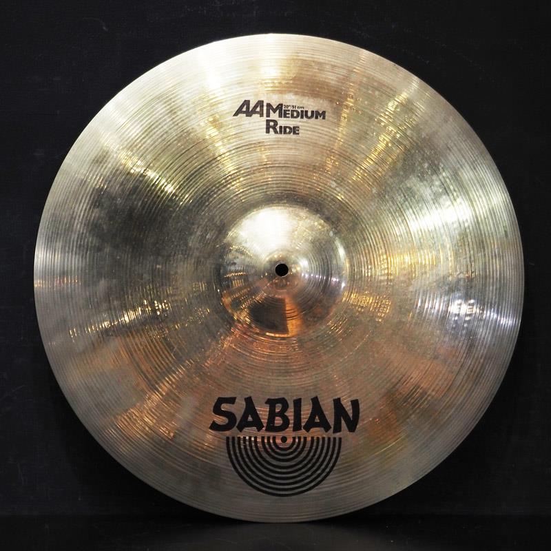 楽器種別：ユーズドSABIAN/AA 商品一覧＞＞SABIAN/ユーズド 商品一覧＞＞ドラム【15，000円〜40，000円】 商品一覧＞＞シンバル/ライド/SABIAN 商品一覧＞＞安心してお買い物頂けるよう、スネアもシンバルも丁寧梱包でお届けします！SABIAN USED 中古 AA-20MR-B [AA Medium Ride 20 Brilliant / 2468g]商品説明【正統派ライド！ブリリアントフィニッシュのAA ミディアムライド20インチの中古品が入荷！】＜AA〜Vintage×Bright〜＞ブライトでラウド。キメ細かなマシンハンマリングとカーブのきついアーチタイプの形状によって明るい音色でパワフルな鳴りを発揮。あらゆるシチュエーションで存在感のある安定したサウンドを発揮。＜Medium Ride Brilliant＞最もフレキシブルなライド。明るくクリアなピング音が明確なビートを叩き出し、十分なパワー、優れたレスポンスが特徴。こちらは国内では受注生産扱いとなっていたブリリアント・フィニッシュ仕様で、ソリッドなサウンドのノーマルフィニッシュと比べて纏まりが良くマイルドな印象のサウンドです。煌びやかな倍音が加えられた、艶やかなピング音が特徴的。明るく華やかで鮮明なアクセントを発揮します。サイズ：20インチフィニッシュ：ブリリアント※中古品のためキズや汚れ、サビなどの使用感がございます。予めご了承くださいませ。イケベカテゴリ_ドラム_シンバル_ライド_SABIAN_AA_ユーズド SW_SABIAN_ユーズド JAN:2500190920846 登録日:2026/08/28 シンバル セイビアン