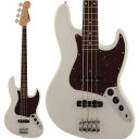 楽器種別：新品エレキベース/Fender Made in Japan 商品一覧＞＞エレキベース/Fender Made in Japan/Traditional Jazz Bass 商品一覧＞＞エレキベース【80，000円〜155，000円】 商品一覧＞＞当店のベースは、出荷前に専門スタッフが検品・調整しているので安心です！Fender Made in Japan Traditional 60s Jazz Bass (Olympic White) [新仕様]商品説明Fender Made in Japan Traditionalフェンダーの伝統的な楽器製作の美学と日本の洗練されたクラフトマンシップを融合することで導き出されたMade in Japan Traditionalシリーズ。フェンダーの正統なDNAが、確かなMade in Japanクオリティで蘇ります。Made in Japan Traditional Jazz Bassはグロスフィニッシュのバスウッドボディを採用。20本のヴィンテージスタイルフレットを装備した9.5インチラジアスのUシェイプメイプルネックがTraditionalシリーズならではのクラシカルな演奏性を提供します。4サドル式ヴィンテージスタイルブリッジ、そしてTraditionalシリーズのために選定されたオリジナルピックアップはリアルで音楽的なヴィンテージトーンを奏でます。堅実なギタークラフトマンシップと、プレイヤーのニーズに柔軟に対応する答えが、本シリーズに反映されています。【旧仕様との変更点】・ボディ/ネックデザインをUSデータに基づき変更・カラーをUSカラーに合わせて調色・ピックガード材をUS製品材料を元に再構築・P.UにAlnico 5を全製品に採用、よりVintageサウンドに近くなりました・ヘッドロゴをトップコート下に変更し、デザインもUSデータを元に変更・ナット幅、指板ラジアスを変更※画像はサンプルです。材質の特性上、木目/色合いは一本ごとに異なります商品詳細Body Material: BasswoodBody Finish: Gloss PolyesterNeck: Maple， U ShapeNeck Finish: Gloss UrethaneFingerboard: Rosewood， 9.5 (241 mm)Frets: 20， VintagePosition Inlays: White Dot (Rosewood)Nut (Material/Width): Bone， 1.5 (38.1 mm)Tuning Machines: Vintage-StyleScale Length: 34 (86.36 cm)Bridge: 4-Saddle Vintage-StylePickguard: 3-Ply Black (392)， 3-Ply Mint Green (302， 306， 340)， 4-Ply Tortoiseshell (300， 305)Pickups: Vintage-Style Single-Coil Jazz Bass (Bridge)， Vintage-Style Single-Coil Jazz Bass (Middle)Pickup Switching: NoneControls: Volume 1. (Middle Pickup)， Volume 2. (Bridge Pickup)， Master ToneControl Knobs: Black PlasticHardware Finish: Nickel/ChromeStrings: Nickel Plated Steel (.045-.105 Gauges)ソフトケース付属イケベカテゴリ_ベース_エレキベース_Fender Made in Japan_Traditional Jazz Bass_新品 JAN:0885978483402 登録日:2020/03/24 エレキベース フェンダー ふぇんだー フェンダージャパン フェンジャパ フェンダーJ ジャズべ ジャズベース