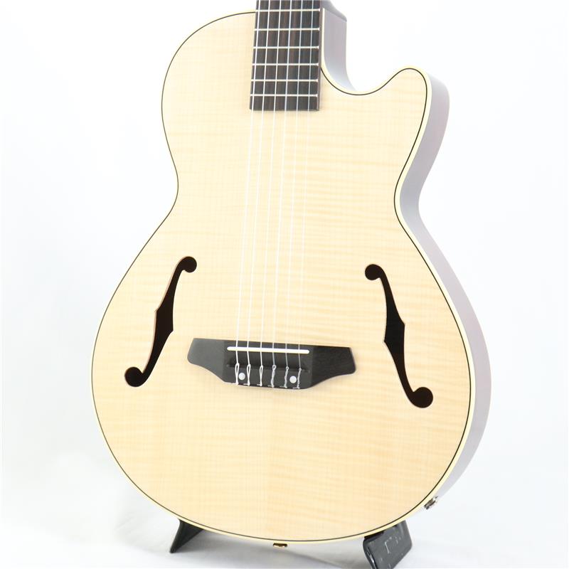 楽器種別：新品K.Yairi/新品 商品一覧＞＞アコースティック・エレアコギター【100，000円〜190，000円】 商品一覧＞＞エレガット/K.Yairi 商品一覧＞＞アコギ買うなら、当店で！出荷前の検品・調整はもちろん、丁寧梱包でお届けします！K.Yairi KYF-CTM Nylon FM [IKEBEスペシャルオーダーモデル] Kヤイリ商品説明当店オーダーによる、K.ヤイリKYFナイロン仕様。通常では無い仕様がイケベオーダーで実現！人気の定番モデル「K.Yairi KYF」モデルのナイロン弦バージョン。以前イケベ楽器のオーダーにて実現をしたスペシャルオーダーモデル。このKYFナイロンは仕様的に製作が難しく今回の実現までに時間が掛かっておりました。池部楽器とK.Yairiとのパートナーシップと協議の末に完成をしたスペシャルモデルです。CE-3と同じくナット幅45mmを採用したイケベの特注仕様で、小振りなボディに45mmネックの組み合わせですがスチール弦から持ち替えても違和感が少なくスムーズにお使い頂けます。ボディ材はトップに工場にて直接選定をしたフレイムメイプルを採用しており、ハリのあるサウンドとエレガントな雰囲気を感じられます。KYF Electric Seriesスモールボディにリアルなサウンド。ボーダレスなハイブリッド・アコースティック「KYF」は、K.ヤイリらしいという表現が相応しい伝統と革新を融合したようなモデルです。どなたでも抱えやすくて弾きやすい小柄で薄胴のFホールを持ったアコースティックギターですから、どこでもポロンと暖かいサウンドを奏でることができます。サイズの小さいアコースティックギターなので絶対的な音量はありませんが、それを補ってあまりあるFishman Presys+ピックアップシステムを搭載していますので、機能性の高いエレアコとしてもおすすめ致します。万を持して完成をしたスペシャルモデル。お見逃しなく！商品詳細SPEC.TOP: Flame MapleBACK/SIDE: MapleNECK: MahoganyFINGER BOARD: EbonyBRIDGE: Ebonyナット幅(mm): 45スケール(弦長)(cm): 64.5全長(cm): 97ボディ巾(cm): 34.5ギグバッグ付きイケベカテゴリ_アコースティック・エレアコギター_エレガット_K.Yairi_新品 SW_K.Yairi_新品 JAN:2500020698426 登録日:2025/08/08 エレアコ Kヤイリ ヤイリ ヤイリギター