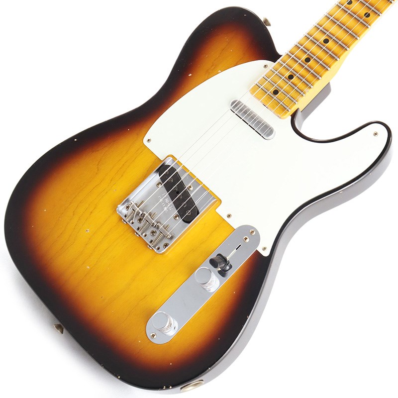 楽器種別：新品エレキギター/Fender Custom Shop 商品一覧＞＞エレキギター/Fender Custom Shop/Custom Built Telecaster 商品一覧＞＞エレキギター【530，000円〜995，000円】 商品一覧＞＞当店のギターは、出荷前に専門スタッフが検品・調整しているので安心です！Fender Custom Shop 2023 Collection Time Machine 1957 Telecaster Journeyman Relic Aged 2-Color Sunburst【SN.CZ572217】【IKEBE Order Model】商品説明2023 Collection Seriesのカラーオーダーモデル！アッシュメイプルのウッドマテリアル、ソフトVネック仕様の1958 Telecaster！！Fenderギターのフラッグシップモデルの一つ｢Telecaster｣。そのテレキャスターがテレキャスターと名乗るまでの原点として販売されていたのが｢BROADCASTER｣。50年初頭に発表されたのですが、当時ブロードキャスターという名前はグレッチ社にて商標「BroadKaster」登録があった為、急遽モデル名のデカールを切り取り、フェンダーロゴのみで出荷されていたのが通称｢NOCASTER｣という愛称で知られております。エイジド2カラーサンバーストでラッカー・フィニッシュされた2ピース・アッシュボディ材は、不規則なウェザーチェックと細かな剥がれや所々にダメージの入ったビンテージのルックス。ピックガードは1プライの5点止めパーチメント。1ピースのメイプルネックはクウォーターソン(柾目)材を採用し、ネックシェイプは1957スタイルのソフトVグリップ。滑らかなV形状によってほど良いグリップ感です。指板ラディアスは、若干フラットな9.5R仕上げ。フレットには、通常のビンテージサイズよりワンサイズ大きいナロートール・フレットを採用。ネックグリップ、指板ラディアス、フレットサイズから非常に演奏性の優れたネック。厳選されたアッシュボディと1ピースネックから奏でられるサウンドは、コード1発鳴らすだけでクリアでハリのある太い鳴りを体感出来ます。塗装面の凹凸から見られる薄さと、レリック加工によるどっしりとした太い鳴り、それでいてアコースティックのような煌びやかな響きが素晴らしいです。弾き込むことで増幅していくボディ＆ネックの鳴りが、更にビンテージライクなサウンドへと成長してくれる逸品です。その素晴らしい鳴りを再生するピックアップは、ハンドワウンド・ピックアップを採用。通常の機械巻に比べ、倍音豊かでアコースティックな空気感がアンプから出力される印象。58 TELE Single Coil(アルニコ5/エナメルワイヤー)ピックアップを搭載。出力は低めですが、ボディ鳴りを十分再生しながらミッドレンジが豊かなサウンド。コントロールは、マスターボリューム、ワックスペーパー・キャパシターを使用したマスタートーンのシンプルな配線。ブリッジには、ビンテージスタイルの3wayサドルを装備。ブリッジサドルにはフラットな接地面のスチールサドルを使用。3wayサドルのノントレモロ構造から得られるサウンドは、ストラトキャスターに比べダイレクトでアコースティックな鳴りが特徴。ストラト以上に太い響きを体感できる鳴りは流石のカスタムショップ製！！自宅で大切に弾き込まれてきダメージを再現されたJourneyman Relicフィニッシュによる貫禄あるルックスでありながら、演奏性とサウンドのバランスが見事に調和したテレキャスターをお見逃しなく！！☆Fender Custom Shopとはフェンダー社が仕入れた木材の中から厳選されたマテリアルを用い、昔ながらのハンドクラフトと高い製作技術でフェンダー・ブランドにおける最上級のギターを製作するために1987年に設立されたセクション。長い歴史を誇るフェンダー社の伝統と技術を受け継いでいるセクションであり、マスタービルダーシリーズのような世界に1本しか存在しないモデルを始めとし、限られたスタッフにより組み上げられたカスタムショップならではのラインナップはまさに最上級であり最高級。製作に使用される道具の数々は、1950〜1960年代当時に使用されていたジグ等を使用。フェンダーギターのノウハウを熟知したスタッフ達の拘りによって生み出される楽器は、弾き手を満足させる極上のクオリティとサウンドを誇り、生涯付きあうことのできる頼もしい相棒となることでしょう。■専用ハードケース、認定書他付属商品詳細■SPECBody : Select 2-piece AshNeck : 5/4 QTR sawn Maple，57 Style Soft V-BackshapeFingerboard : 9.5 RadiusFrets : 21F，Narrow Tall #6105Tuners : VintagePU ; Hand Wound 58 TELE Single CoilPickguard : 1-ply ParchmentSW : 3-WayControls : Master Volume & Master ToneBridge : '55-'57 Bridge with Steel SaddlesFinish : Lacquerイケベカテゴリ_ギター_エレキギター_Fender Custom Shop_Custom Built Telecaster_新品 JAN:0717669652364 登録日:2023/06/23 エレキギター フェンダー ふぇんだー フェンダーカスタムショップ テレキャスター テレキャス