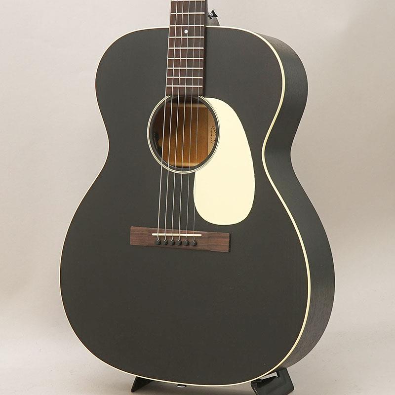楽器種別：新品MARTIN/000 (トリプル・オー) 商品一覧＞＞MARTIN/新品 商品一覧＞＞アコースティック・エレアコギター【230，000円〜430，000円】 商品一覧＞＞アコースティックギター/MARTIN 商品一覧＞＞アコギ買うなら、当店で！出荷前の検品・調整はもちろん、丁寧梱包でお届けします！MARTIN 000-17E Black Smoke マーチン マーティン商品説明マットブラックが放つ、圧倒的な存在感。艶を抑えた黒が生み出す、凛とした気配。ひとたび視界に入れば強く印象に残る——それがこの000-17E Black Smokeの魅力です。トップからサイド、バックに至るまで統一されたブラックフィニッシュ。研ぎ澄まされた佇まいは、伝統あるMartinのラインナップの中でもひときわ異彩を放ちます。静かな気品と、確かな主張を兼ね備えた一本です。しかし、その真価は見た目だけに留まりません。000サイズ特有の抱えやすさとバランスの取れたレスポンスは、フィンガースタイルからストロークまで幅広く対応。立ち上がりは素直で、音の芯は明瞭。中域の温かみとまとまりのある低域が、楽曲に自然な奥行きを与えます。過度に主張せず、それでいて埋もれない——アンサンブルの中で真価を発揮するサウンドキャラクターです。さらに本機には、最新のFishmanピックアップシステムを搭載。生鳴りのニュアンスを損なうことなく、ステージ上でも安定した出力と扱いやすさを実現しています。ライブハウスからホールクラスまで、環境を選ばず信頼できるサウンドを提供。自宅での制作から本番のステージまで、一本で完結できる実用性も大きな魅力です。ネックの握り心地や演奏時のストレスの少なさは、上級者のプレイヤーも納得できる仕上がり。長時間の演奏でも疲れにくく、繊細なニュアンスコントロールにも応えてくれます。伝統を受け継ぎながらも、現代の音楽シーンに溶け込む洗練されたブラック。視覚的な美しさと実践的な機能性を高次元で両立した000-17E Black Smokeは、単なる黒いギターではありません。音楽に対する美意識そのものを体現する、静かにして力強いパートナーです。商品詳細Model:000-17E Black SmokeTop Material:SpruceBack Material:MahoganySide Material:MahoganyBrace Material:SpruceBracing Pattern:X BraceBrace Shape:ScallopedNeck Material:Select HardwoodFingerboard Material:RosewoodNut Material:BoneNeck Shape:Modified Low OvalNeck Taper:High Performance TaperScale Length:24.9(632mm)Fingerboard Width at Nut:1 3/4(44.45mm)Bridge Material:RosewoodBridge Style:Modern Straightline - Drop in SaddleRosette:Multi-StripeBinding:Grained IvoroidTop Inlay Material:Black StripeHeadstock Shape:Solid with Square TaperHeadplate Material:EbonyFingerboard Inlay Style:1955 Style 18Finish Top:SatinTop Color:BlackBack and Side Finish:SatinBack and Sides Color:BlackNeck Color:BlackPickguard:IvoroidTuning Machines:Golden Age Relic NickelElectronics:Fishman Matrix VT Enhance NT1Case:Soft-Shellイケベカテゴリ_アコースティック・エレアコギター_アコースティックギター_MARTIN_000 (トリプル・オー)_新品 SW_MARTIN_新品 JAN:0729789520911 登録日:2026/02/24 アコースティックギター アコギ マーチン マーティン