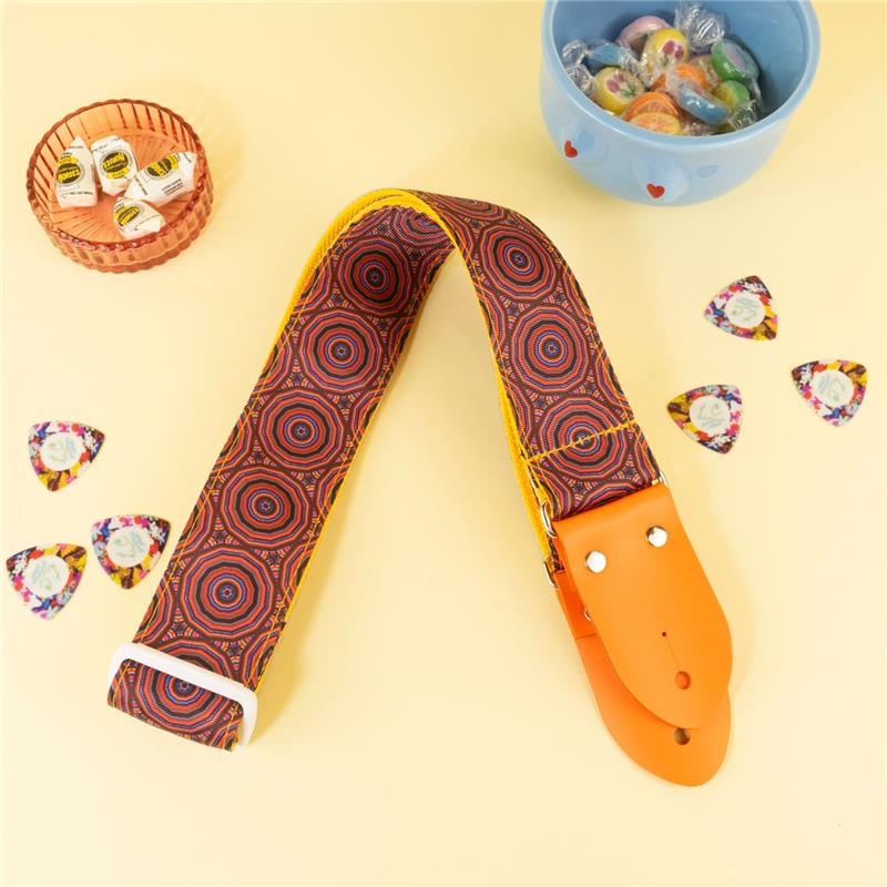 楽器種別：新品tsundrum_chan/新品 商品一覧＞＞楽器アクセサリ【〜10，000円】 商品一覧＞＞ギターストラップ/tsundrum_chan 商品一覧＞＞品揃え豊富な当店なら弦、パーツ、ケーブルなどのアクセサリーがまとめて揃います！tsundrum_chan サイケデリックギターストラップ商品説明サイケデリックギターストラップ｜Psychedelic Guitar Strap凝視するだけで目が回るような妖しく色鮮やかな「サイケデリックギターストラップ」が登場！■デザイン目の覚めるようなイエローのポリプロピレンベルトに、グルグルのサイケデリックな幾何学模様のリボンを施した、ザ・派手なデザイン。鮮やかなオレンジのストラップエンドも、心にビタミンを注入してくれます！裏地のイエローが見えるよう、ステージの上で動き回りたくなること間違いナシ！POPカラー大好きの民に捧げる一品です。＊アグレッシブなプレイスタイルの方にはストラップロックの使用をオススメいたします。■サイズ・長さ　約80cm?約135cm・ベルト幅　約5cm＊こちらの商品は他ECサイトでも販売しております。在庫情報の更新は迅速を心掛けておりますが、万一ご注文時に売り切れていた際は、商品がご用意できない場合がございますのでご了承ください。＊画像の色味は屋内外の光の照射や角度により実物と異なって見える場合がございます。ご了承ください。＊柄の出方には個体差があります。＊一つ一つ手作りのため個体差がございます。イケベカテゴリ_楽器アクセサリ_ギターストラップ_tsundrum_chan_新品 SW_tsundrum_chan_新品 JAN:4571642985551 登録日:2026/07/17 ストラップ カワイイ 日本製 おしゃれ 女子 ケース