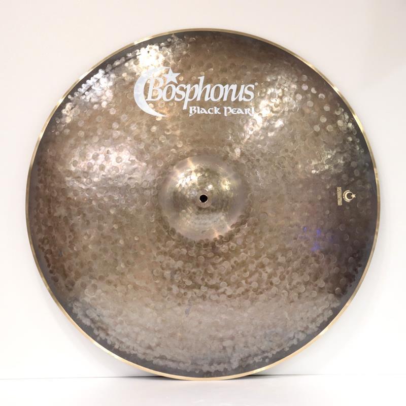 楽器種別：アウトレットBosphorus/アウトレット 商品一覧＞＞ドラム【45，000円〜90，000円】 商品一覧＞＞シンバル/ライドシンバル/Bosphorus 商品一覧＞＞安心してお買い物頂けるよう、スネアもシンバルも丁寧梱包でお届けします！Bosphorus Black Pearl Ride 22'' [2115g]【在庫処分特価品】商品説明※店頭にて展示、試打を解禁しております為、打痕や指紋汚れがございます。lack Pearl Series＞ブラック・パール・シリーズは、マスター・ヴィンテージ・シリーズのサウンドを踏襲しながら、より明確なタッチと深い響きを両立させたモデルです。コントロール性の高いレスポンスと操作性の良いパワフルな響きは、プレイヤーの創造性を掻き立てます。＜Ride＞レイジング加工を行わないドライなフィニッシュ。華やかな倍音がコントロールされたシンプルなサウンドで、繊細なスティッキングサウンドと乾いた中〜低域のサウンドが得られます。サイズ：22インチウェイト（実測値）：約2115gイケベカテゴリ_ドラム_シンバル_ライドシンバル_Bosphorus_アウトレット SW_Bosphorus_アウトレット JAN:4560287442277 登録日:2026/07/31 シンバル ボスフォラス