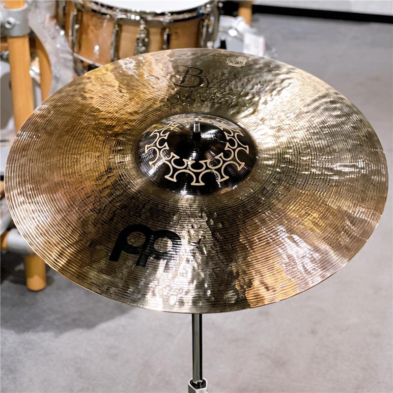 楽器種別：ユーズドMEINL/Byzance Brilliant 商品一覧＞＞MEINL/ユーズド 商品一覧＞＞ドラム【40，000円〜80，000円】 商品一覧＞＞シンバル/ライド/MEINL 商品一覧＞＞安心してお買い物頂けるよう、スネアもシンバルも丁寧梱包でお届けします！MEINL USED 中古品 B21FLXR [Byzance Brilliant Flex Ride 21'' - Thomas Lang Signature][3165g]商品説明【マイネルより発売されておりますThomas Lang Signatureシンバルの中古品が入荷致しました！】※キズや汚れ、サビ、打痕などの使用感がございます。yzance Brilliant Flex Ride 21 - Thomas Lang Signature＞Byzance Brilliant Seriesより、Thomas Lang Signature FLEX RIDE 21インチモデルが登場です。特徴的に突出した形状のカップが、強烈なベルサウンドを生み出し、Byzanceの丹念なハンマリング、レイジングの高解像なキャラクターと噛み合って、ライドとしてもヘビークラッシュとしても機能します。また、Darkシリーズの技術を用いて、ブリリアントのバフ研磨とミックスすることにより、高域をやや抑えた重厚なサウンド、固有のクールなルックスとなり、さらにカップ周囲にはThomas Lang Signature Designパターンが施された、シグネイチャーシンバルらしい仕上がりとなっています。サイズ：21インチウェイト：約3165gイケベカテゴリ_ドラム_シンバル_ライド_MEINL_Byzance Brilliant_ユーズド SW_MEINL_ユーズド 登録日:2026/08/11 シンバル マイネル ビザンス