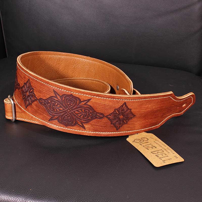 楽器種別：新品BLUE BELL/新品 商品一覧＞＞楽器アクセサリ【20，000円〜45，000円】 商品一覧＞＞ギターストラップ/BLUE BELL 商品一覧＞＞品揃え豊富な当店なら弦、パーツ、ケーブルなどのアクセサリーがまとめて揃います！BLUE BELL Tribal Roasted Maple商品説明民族模様がデザインされた「Tribal」シリーズ。上質なレザーにトライバル模様を合わせることで存在感を発揮。6.5cm幅を採用することで肩へのフィット感と楽器の安定感は抜群です。Wide6.5cmLength112cm to 146cm※天然のレザーを使用したハンドメイド品のため、1本1本質感や仕上がりが異なる場合がございます。予めご了承下さい。※画像はサンプルです。〜 viniendo de espana 〜ヨーロッパ南西部、イベリア半島に位置するスペインは、温暖で年間の降水日数が少ないことでも知られます。風土豊かな地形と陽気で情熱的な民族性は、文化や芸術など幅広い分野で世界に大きな影響を与えています。BLUE BELLのスタッフは、代々革製品の製造に携わってきた職人です。自然素材の接着剤やクロムフリーの染料を使うことで、安全性や環境保全に熟慮しています。熟練したクラフトマンが全て手作業で作り出す製品は、情熱と技術が満ちあふれています。それはまるで、ミュージシャンの熱いパッションと共鳴するかのように….イケベカテゴリ_楽器アクセサリ_ギターストラップ_BLUE BELL_新品 SW_BLUE BELL_新品 JAN:4589809934496 登録日:2025/06/17 ブルーベル ストラップ