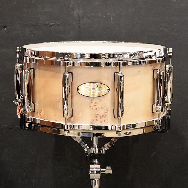 楽器種別：新品Pearl/新品 商品一覧＞＞ドラム【130，000円〜250，000円】 商品一覧＞＞スネアドラム/Pearl 商品一覧＞＞安心してお買い物頂けるよう、スネアもシンバルも丁寧梱包でお届けします！Pearl MWAC1465S/N [Masterworks Z-Type Oak w/Mappa Burl 14''×6.5'']商品説明Pearlの最高峰カスタムドラム Masterworks から、2026年に新たに加わった素材、Oak & Artisan Mappa Burlを採用したスネアが登場！＜Masterworks Z-Type Oak＞80-90年代の名器、Zenithal Resonator（通称Z）シリーズをリスペクトし、当時採用のメイプル材をオーク材に変更することによってより重厚感を増幅させた、国内限定の提案モデル。エッジはOuter 60°、AIRベントには黄金比を採用し、レスポンスと鳴りを最適化。フィニッシュは、当時のZの代表的なカラーの一つシャンパンラッカーを採用。サイズは 14×5インチと14×6.5 インチ の2タイプ。パーツフィニッシュはニッケルパーツを採用し、木目の美しさを引き立てながら、スネアドラムとしての品格を静かに主張します。＜Oak Shell＞重厚な素材が生む明瞭なアタックと芯のある中低域。音の輪郭が際立ち、ステージ上でも圧倒的な存在感を放つ。ジャンルを問わず高いパフォーマンスを引き出す。＜Mappa Burl＞主にヨーロッパポプラ（ブラックポプラ）の根元等からできるコブから採れる希少な木材。神秘的なルックスで高級家具などにも使われています。＜スペック＞サイズ：14''×6.5''シェル：8ply(10mm) Oak w/Mappa Burlベアリングエッジ：Outer 60°フープ：MasterCast / 10-holeラグ：Classsic Lugストレイナ—：SR-017スナッピー：SN-1420Iフィニッシュ：Champagne lacquerパーツフィニッシュ：Nickel※画像はイメージです。個体によって杢目は異なります。イケベカテゴリ_ドラム_スネアドラム_Pearl_新品 SW_Pearl_新品 JAN:4549312058706 登録日:2026/07/17 スネア スネアドラム パール