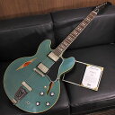 楽器種別：新品エレキギター/Gibson 商品一覧＞＞エレキギター/Gibson/Custom Shop 商品一覧＞＞エレキギター【550，000円〜1，035，000円】 商品一覧＞＞当店のギターは、出荷前に専門スタッフが検品・調整しているので安心です！Gibson Murphy Lab 1964 Trini Lopez Standard Ultra Light Aged Antique Pelham Blue SN. 122855商品説明日本限定オーダーのAntique Pelham Blueフィニッシュが最高に格好良い1964 Trini Lopez Standard Reissue！ナローネック仕様になる以前、モデル登場初期をリイシューしたモデルです。これまでも幾度か復刻されておりますが生産数は少なく、日本国内でもレアなモデルの一つと言えるでしょう！〜 Murphy Lab 〜カスタムショップ内に誕生したMurphy Lab（マーフィー・ラボ）は、ナッシュヴィルのギブソン・カスタムショップ内に新設されたラボで、科学的検証に基づく最新の技術を駆使して、ギターのエイジング（ヴィンテージ・ギターの経時変化した外観と弾き心地を再現する処理）を専門に行います。ギブソン・カスタムショップの立ち上げ時のメンバーであり、ヒストリック・コレクション開発のプロジェクト・リーダーとして尽力したトム・マーフィーは、その後新品のギターにヴィンテージのルックスとフィーリングをもたらすエイジングというテクニックで活躍してきました。トムのヴィンテージ・ギターへの情熱と深い知識に裏打ちされた技術によって、ギブソン・ギターの自然なラッカーのクラック、演奏による摩耗を見事に再現しています。トム・マーフィーとギブソンは、経時変化によりウェザーチェックと呼ばれるクラックを生じさせる、1950年代、1960年代のニトロセルロースラッカーを科学的に解析し、その変化のプロセスをひも解き、あらゆるモデルのプロトタイプによるテストを重ねて、ヴィンテージ同様のナチュラル・ウェザーチェックを再現するラッカー・プロセスを開発しました。マーフィー・ラボは、トム・マーフィーがギブソン・カスタムショップのチームを率いて、プロトタイプをもとに、あらゆるボディシェイプ、フィニッシュ、エイジング・レベルの検証を始めたことから、その構想が生まれました。その結果、これまでにないリアリティとこだわりを追求したエイジングを行うために、ギブソン・カスタムショップ内に設立されました。トム・マーフィーの存在と、その芸術的な作品の数々は、ギブソンの歴史の中で重要な役割を果たし、今もそしてこれからもマーフィー・ラボとして永遠に引き継がれていきます。本機は4段階で設けられたエイジングレベルで最もダメージが軽微なコンディションの「Ultra Light Aged」が施された1964 Trini Lopez Standardです。ミュージシャン、俳優としても活躍したTrini Lopez氏の名を冠したTrini Lopez Standardは現代でもDave GrohlやNoel Gallagherといった才能あふれるミュージシャンの使用で知られています。日本限定でオーダーされた本機はまるで本物のようなアンティーク加工が施されたフィニッシュが実に秀逸で、わざとグリーンに焼けた箇所にムラを作ることでリアルさが増しています。Ultra Light Agedは長年ケースに入れて大事に保管されていたかのような、最小限のダメージに抑えられた経年変化の風合いが自然に表現され、穏やかなウェザーチェックや打ち傷等の加工が施されております。指板エッジにはロールド加工が施され、優れたグリップ感がプレイヤーの皆様にはさらに嬉しい仕上げとなっております。ピックアップはUnderwound Custombuckerを搭載。クリスピーでピッキングのニュアンスにレスポンス良く追従する、出力控えめで表現力に優れたトーンが最大の魅力となっております。ルックスのイメージ通りホットなブルーズサウンドや、強めの歪みを掛けても輪郭を失わないためロックバンドのギターヴォーカルの方が歌いながらコードを掻き鳴らすにのにも素晴らしいマッチングを見せてくれるでしょう。トーンを絞った際の音抜け感の良さは勿論のこと、ヴォリュームを絞っても程良くブライトさがキープされるコントローラブルなアッセンブリーは現代的な使用方法とも素晴らしい相性を見せてくれるでしょう！！原点に回帰することでさらなる進化を続けるGibson Custom Shopの最新型の入荷です。Custom Shop製ならではの素晴らしいトーン、Murphy Labが生み出す迫力満点のエイジングをぜひご堪能下さい！Serial No. 122855Weight≒3.85kgブラックハードケース、認定証 付属商品詳細Body : 3-Ply Maple/Poplar/Maple， Solid Maple Centerblock(w/Window)Neck : Solid MahoganyScale Length: 24.75in / 628.65mmFingerboard Material: Indian Rosewood， Hide Glue FitFingerboard Radius: 12Frets: 22， Authentic Medium-JumboNut Material: NylonNut Width: 1.687in / 42.85mmJoint: Long Tenon， Hide Glue FitBridge: ABR-1 with Nylon SaddleTailpiece: Single Diamond Trapeze with Trini Lopez InsertTuning Machines: Kluson Single Line Strip with Metal ButtonsPickups: Underwound Custombuckerイケベカテゴリ_ギター_エレキギター_Gibson_Custom Shop_新品 JAN:4580568430670 登録日:2023/03/16 エレキギター ギブソン カスタムショップ