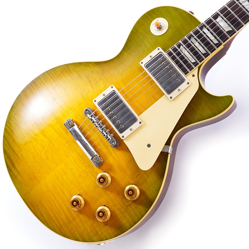 楽器種別：新品エレキギター/Gibson 商品一覧＞＞エレキギター/Gibson/Custom Shop 商品一覧＞＞エレキギター【715，000円〜1，335，000円】 商品一覧＞＞当店のギターは、出荷前に専門スタッフが検品・調整しているので安心です！Gibson Murphy Lab 1959 Les Paul Standard Reissue Green Lemon Fade Light Aged SN.932852商品説明2022年にNashville Custom Shop Factoryでハンドセレクトしたトップ材を使用した1本が入荷！セレクト材ならではのリッチな表情とGreen Lemon Fadeフィニッシュによる激渋コンビネーションをぜひご堪能下さい！！長きに亘り培われた高い製作技術と飽くなき探究心、厳選されたマテリアルにより至高のエレキギター・ベースを製作するために1993年に立ち上げられたGibson Custom Shop。現在もなお昔ながらのハンドクラフト製法と、徹底的に追求したヴィンテージの知識から製作されたカスタムショップ・ラインナップは、他所の追従を許さないほどの見事な作りとなり、プレイヤーの内に秘めるインスピレーションを際限なく沸き立たせてくれる最高の愛機となるでしょう。本機は4段階で設けられたエイジング・レベルの中で2番目となる「Light Aged」が施された1959 Les Paul Standard。「ライト」とはいってもヘッド先端からボディエンドに至るまで要所要所に傷が入れられ、さらに経年によって生じるウェザーチェックも本当に60年以上経過したかのような雰囲気で施されております。スペックとしては毎年のアップデートを経た最新のヒストリックコレクションがベースとなっておりますので、アンポッテッド仕様のCustombucker Alnico 3ピックアップをはじめとするエレクトロニクスにはビンテージカーブを追求したCTSポットやバンブルビーレプリカのコンデンサを採用。重厚なサウンドイメージが強いLes Paulですが、トゥルーヒストリック以降は暖かみのある中低域を持ちながらも煌びやかで艶のある高音が強調された印象で、クリーンやクランチで弾くと非常に心地良く響いてくれるようなサウンドが特徴です。ハードロック的なディストーションでも存在感のあるサウンドをアウトプットいたしますが、エフェクターは多用せずにアンプ直で弾いて頂いたほうが本機の素晴らしさを感じて頂けるでしょう。もちろん、ハードウェアやプラスチックパーツにはトゥルーヒストリックパーツを採用。素材、形状、製法まで徹底的にビンテージパーツを研究して作り上げただけあり、その見事なまでのエイジングと相まって究極ともいえるリアルな外観を演出しております。ルックス、サウンドともに「完成形」といっても過言ではない、珠玉の1本を是非ご堪能下さい。〜Murphy Labとは〜カスタムショップ内に誕生したMurphy Lab（マーフィー・ラボ）は、ナッシュヴィルのギブソン・カスタムショップ内に新設されたラボで、科学的検証に基づく最新の技術を駆使して、ギターのエイジング（ヴィンテージ・ギターの経時変化した外観と弾き心地を再現する処理）を専門に行います。ギブソン・カスタムショップの立ち上げ時のメンバーであり、ヒストリック・コレクション開発のプロジェクト・リーダーとして尽力したトム・マーフィーは、その後新品のギターにヴィンテージのルックスとフィーリングをもたらすエイジングというテクニックで活躍してきました。トムのヴィンテージ・ギターへの情熱と深い知識に裏打ちされた技術によって、ギブソン・ギターの自然なラッカーのクラック、演奏による摩耗を見事に再現しています。トム・マーフィーとギブソンは、経時変化によりウェザーチェックと呼ばれるクラックを生じさせる、1950年代、1960年代のニトロセルロースラッカーを科学的に解析し、その変化のプロセスをひも解き、あらゆるモデルのプロトタイプによるテストを重ねて、ヴィンテージ同様のナチュラル・ウェザーチェックを再現するラッカー・プロセスを開発しました。マーフィー・ラボは、トム・マーフィーがギブソン・カスタムショップのチームを率いて、プロトタイプをもとに、あらゆるボディシェイプ、フィニッシュ、エイジング・レベルの検証を始めたことから、その構想が生まれました。その結果、これまでにないリアリティとこだわりを追求したエイジングを行うために、ギブソン・カスタムショップ内に設立されました。トム・マーフィーの存在と、その芸術的な作品の数々は、ギブソンの歴史の中で重要な役割を果たし、今もそしてこれからもマーフィー・ラボとして永遠に引き継がれていきます。商品詳細Body: Hand Selected 2-Piece Figured Maple Top & 1-Piece Lightweight MahoganyNeck: Solid MahoganyProfile: Authentic ’59 Medium C-ShapeFingerboard: Indian RosewoodFrets: Historic Medium-JumboNut: NylonHardware: Nickel Light AgedBridge: No-Wire ABR-1 & Lightweight Aluminum TailpieceMachinehead: Kluson ReissuePickups: Custombucker Alnico III (Unpotted)Control: 2Volume-2Tone-3way Toggle SWWeight≒3.78kgカスタムショップ・ブラウン・ハードケース、認定書他付属イケベカテゴリ_ギター_エレキギター_Gibson_Custom Shop_新品 JAN:4570155998966 登録日:2023/10/01 エレキギター ギブソン カスタムショップ