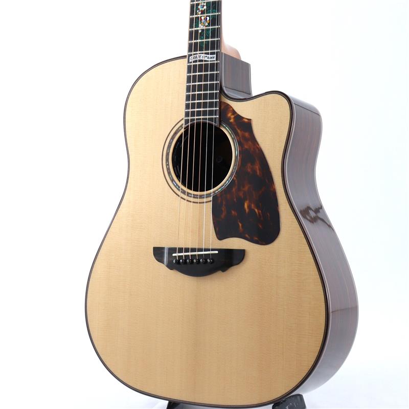 楽器種別：新品T'sT Premium Terry/新品 商品一覧＞＞アコースティック・エレアコギター【555，000円〜1，045，000円】 商品一覧＞＞エレアコギター/T'sT Premium Terry 商品一覧＞＞アコギ買うなら、当店で！出荷前の検品・調整はもちろん、丁寧梱包でお届けします！T'sT Premium Terry PTJ-100C MS GRAPE -50th Anniversary- ティーズティープレミアムテリー商品説明Premium Terry MASASHI SADA & GRAPE 50th Anniversary Model華やかなグレープのインレイと、随所に施されたグレープデビュー50周年を祝うロゴが映えるカッタウェイ付きのPTJ。上質な木材を使用し、国内の職人が丹念に組み込んだ特別なモデルです。PTJ-100C MS GRAPEには、さだまさし氏が愛用するFishman製ピックアップを搭載。最高品質を証明する直筆サイン入り認定証も付属します。■ 流麗な装飾 -Grape Inlay-このモデルの為にテリー中本氏が特別にデザインし、高度なインレイ・ワークで魅せる装飾は、グレープからインスピレーションを受けた上品で麗しい装いとなっている。■ 50周年を祝う記念ロゴ -Anniversary Logo-50周年という偉大な功績を祝い、当モデルにはヘッドトップおよび指板インレイ、ヘッド裏のプレート・サウンドホールのラベルなど、随所に記念ロゴを散りばめている。■ 直筆サイン入り認定書付属 -Signed Certificate-当モデル専用のオリジナル認定書が付属。認定書には、さだまさし氏・吉田政美氏・テリー中本氏の3名による直筆サインが施されており、コレクションアイテムとしてもお楽しみいただけます。商品詳細BODY：PTJ CutawayTOP：Solid Sitka SpruceSIDE：Solid Indian RosewoodBACK：Solid Indian RosewoodNECK：Mahogany 1PFINGERBOARD：EbonyHEAD TOP：Indian RosewoodNUT WIDTH：43mmSCALE：650mmBRIDGE：EbonyINLAY：GrapeROSETTE：Abalone & WoodBINDING & PURFLING：Rosewood & MaplePICKGUARD：Tortoise ColorPICKUP：Fishman Ellipse Matrix Blend 2.3mmMACHINE HEAD：Gotoh 510 / GoldCASE：Original Hard Caseイケベカテゴリ_アコースティック・エレアコギター_エレアコギター_T'sT Premium Terry_新品 SW_T'sT Premium Terry_新品 JAN:2500020905425 登録日:2026/07/17 テリーズテリー