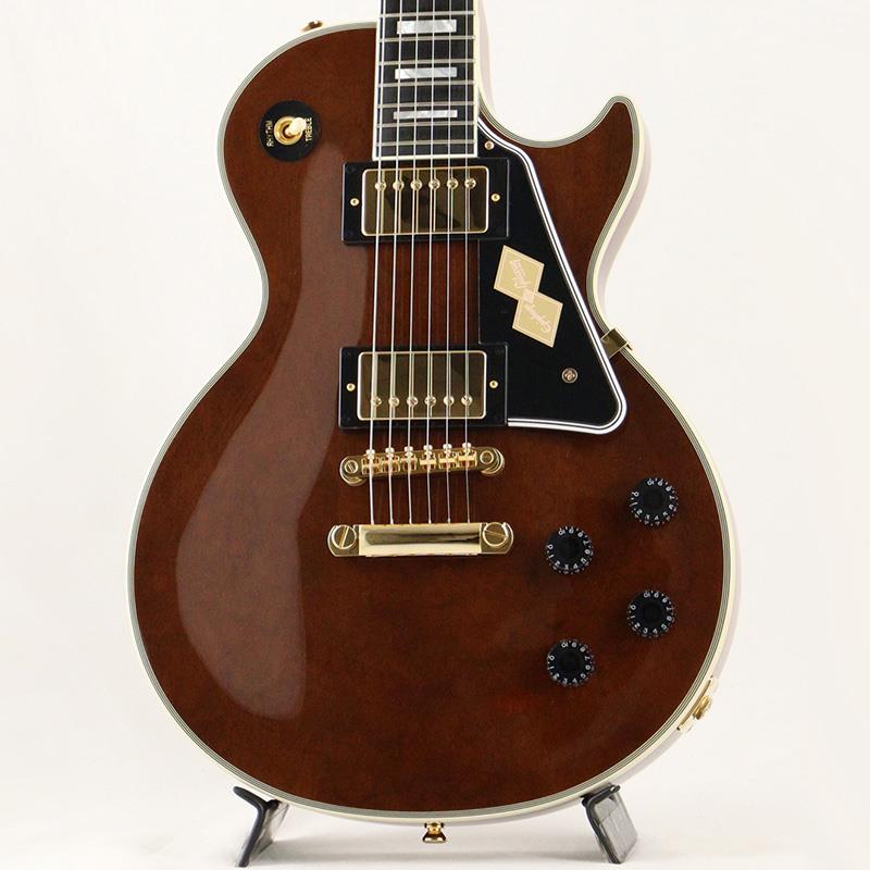楽器種別：新品Epiphone/レスポール 商品一覧＞＞Epiphone/新品 商品一覧＞＞エレキギター【115，000円〜215，000円】 商品一覧＞＞レスポールタイプ/Epiphone 商品一覧＞＞当店のギターは、出荷前に専門スタッフが検品・調整しているので安心です！Epiphone Les Paul Custom Dealer Select Figured Walnut (Antique Natural) [SN.26071528069]【Japan Exclusive Model】商品説明Japan Exclusive Model2025年12月にEpiphone Factory Tourにてハンドセレクトしたトップ材を使用した1本が入荷いたしました！！稀少なエキゾチックウッドであるFigured Walnutを使用し、杢目の表情を活かすために「Antique Natural」フィニッシュで仕上げられております。また、トグルスイッチ裏のパネルには「Japan Limited Dealer Select」の文字が入った本製品だけの特別なパネルを採用しております。レス・ポール氏本人の要望により1954年に誕生したCustomは、自身の名を冠したモデルをさらに洗練させたバージョンとして設計され、彼自身がタキシードに例えた美学を備えていました。初期バージョンはブラックで提供され、次いでホワイトが加わり、その後さらに他のフィニッシュへと拡大していきました。歳月を経てその構造は進化を遂げ、初期の個体は温かみのあるミッドレンジに焦点を当てたトーンを実現するオール・マホガニー・ボディを採用していたのに対し、後年のモデルではLes Paul Standardと同様にマホガニー・ボディにメイプル・キャップを組み合わせ、高音域の輝き、明瞭さ、そしてアタック感を加えています。ブロック・インレイ、スプリット・ダイヤモンド・ヘッドストック・デザイン、そして入念なバインディングといった象徴的な要素は、誕生以来このモデルの代名詞であり続けています。Inspired by Gibson Custom Les Paul Customは、この洗練された伝統を受け継いでいます。トーン・バランスに優れたメイプル・トップ／ソリッド・マホガニー・ボディを採用し、ボディ・トップとバックの両方に施されたマルチプライ・バインディングがアクセントを添えています。モダン・ミディアムCプロファイルを持つワンピース・マホガニー・ネックは、ロング・ネック・テノンを介してボディ・ジョイントされ、サステインと安定性を向上させています。Customを定義づける要素であるバインディング付きのエボニー指板には、22本のミディアムジャンボ・フレットとマザー・オブ・パールのブロック・インレイが配されています。伝統的なギブソン・スタイルのオープンブック型をした5プライ・バインディング・ヘッドストックには、Grover RotomaticチューナーとGraph Techナットが搭載され、象徴的なスプリット・ダイヤモンド・インレイとともにエピフォンのロゴが輝きます。反対側では、LockTone チューン・オー・マチック・ブリッジとLockToneストップバーが、堅牢なイントネーションとサステインを提供します。プレミアム・エレクトロニクスとして、手作業で配線されたGibson USA 490Rおよび498Tハムバッカー、CTSコントロール、マロリーコンデンサー、そしてトグルスイッチとアウトプット・ジャックに採用されたSwitchcraftパーツを搭載しています。ハードシェルケースが付属します。商品詳細Weight≒4.29kgBodyBody Material: MahgaonyTop Material: Hand Selected Figured Walnut VeneerBody Finish: GlossBinding: Multi-Ply Top and BackWeight Relief: NoneBody Style: SolidbodyNeckProfile: SlimTaperJoint: Long Neck TenonFingerboard Material: EbonyNut Material: Graph TechInlays: BlockFingerbaord Radius: 12 in. | 304.8 mmBinding: Single-plyScale Length: 24.75 in. | 628.65 mmHardwareFinish: GoldBridge: Locktone Tune-O-MaticTailpiece: LockTone Stop BarPlastics: BlackTuning Machines: Grover RotomaticControl Knobs: Black SpeedPickup Cover: GoldElectronicsNeck Pickup: Gibson 490RBridge Pickup: Gibson 498TControls: 2 Volume， 2 TonePickup Selector: 3-way Toggleハードケース付属イケベカテゴリ_エレキギター_レスポールタイプ_Epiphone_レスポール_新品 SW_Epiphone_新品 JAN:4570156022028 登録日:2026/09/18 エレキギター エピフォン レスポール