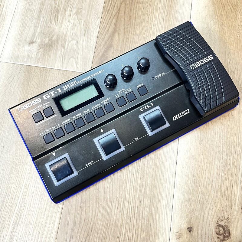 楽器種別：ユーズドBOSS/ユーズド 商品一覧＞＞エフェクター【10，000円〜25，000円】 商品一覧＞＞ギター用エフェクター/マルチエフェクター/BOSS 商品一覧＞＞安心してお買い物頂けるよう、コンパクトもマルチも丁寧梱包でお届けします！BOSS USED 中古 GT-1 ( ボス) マルチエフェクター multi effects pedal [S/N K4K2901] 本体のみ商品説明【こちらは外部倉庫在庫品となります。店頭での試奏をご希望の際は、事前にお問い合わせください。】GT-1はBOSSフラッグシップ・モデルのハイクオリティなサウンドを、軽くてコンパクトなボディに凝縮したマルチエフェクターです。進化し続けるCOSM技術により磨き上げられたエフェクトとアンプでプロフェッショナルレベルのサウンドクオリティを実現。さらにBOSS TONE CENTRALから世界のトップギタリストたちが作成したバラエティ豊かな即戦力パッチをダウンロードし、簡単に選んで使うことが出来ます。シンプルで直感的な操作に加え、音色をすばやく選ぶことが出来るEASY SELECT、音色を簡単にエディットできるEASY EDIT機能を搭載。プロクオリティのサウンドをソフトギターケースに入れて手軽に持ち運び、自宅からストリート、スタジオ、ステージまで、どんな場所でも簡単にすばやく音色を呼び出して使えます。商品詳細コンディション：使用に問題無し電源：単3アルカリ電池×4または9V AC アダプター(別売)付属品：なし保証：初期不良のみ3ヵ月イケベカテゴリ_エフェクター_ギター用エフェクター_マルチエフェクター_BOSS_ユーズド SW_BOSS_ユーズド JAN:2500070840219 登録日:2026/02/10 エフェクター マルチエフェクター ボス