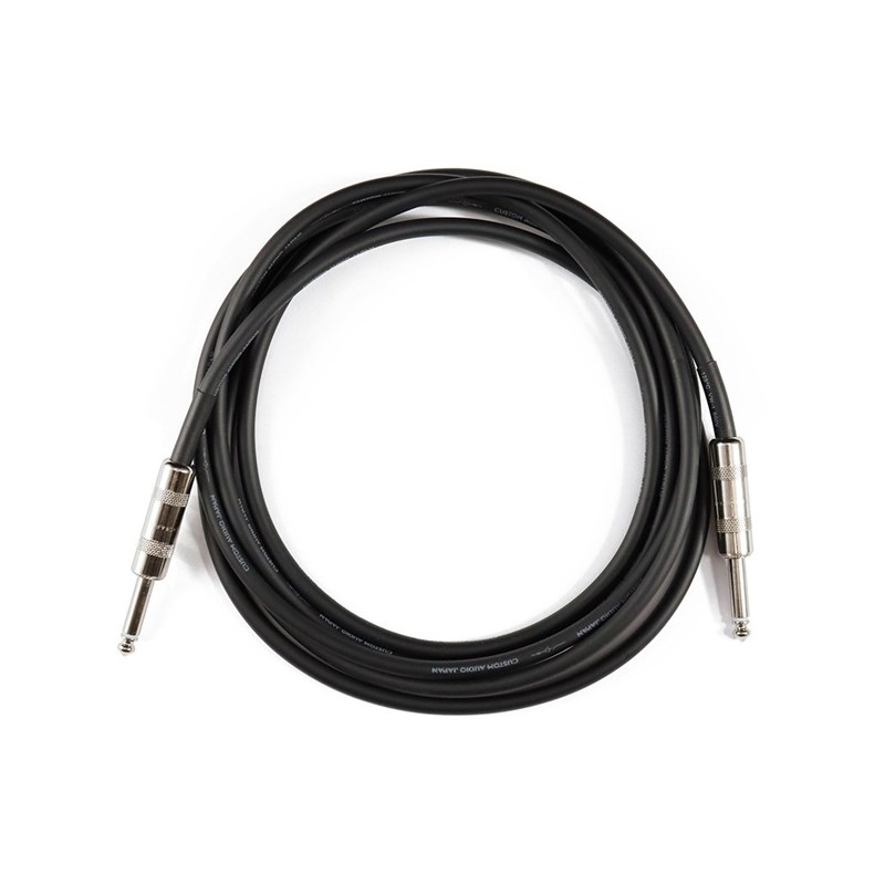 楽器種別：新品シールドコード/CAJ 商品一覧＞＞シールドコード/CAJ/Patch Cable 商品一覧＞＞シールドコード【〜5，000円】 商品一覧＞＞品揃え豊富な当店なら弦、パーツ、ケーブルなどのアクセサリーがまとめて揃います！CAJ Legacy I-I 2m 5YW商品説明2023年7月8日に販売開始されたLegacy Cable シリーズより、メーカーによる5年間保証が適用されます。※製品タグとお買い上げ店舗のレシートは保証申請時に必要です。 必ず保管してください。1990年初頭、当時USA西海岸のファーストコールミュージシャンのみならず、U2を筆頭にワールドツアーを挙行するアーティストが挙って導入したラックシステムを日本に普及すべく、CUSTOM AUDIO JAPANが始動しました。夢にまで見たシステムをpersonalなrigに仕立て上げるビルドアップワークに、国内のプレイヤーが絶大な信頼を寄せたことは、過去のシステムアーカイブを一覧すれば一目瞭然です。そして30年余の時が経ち、ボードシステムへのダウンサイズ化に伴い増加したセルフシステムビルダー、モデリングアンプシステムユーザーを含め、システム構築のHow Toなく、パーソナルにサウンドシステム構築を目指しているプレイヤーに、今敢えて貴重な経験を理解、そして再活用してもらえるよう、CUSTOM AUDIO JAPANの再始動第一弾としてGuitar Cableを復刻させました。CUSTOM AUDIO JAPANケーブルのはじまりは1998年に溯ります。 この年、初めてソロアーティストとして来日したRichie Sambora氏のサウンドシステムを、Bob Bradshawの依頼でサポートしていたCAJスタッフは、Richie Sambora氏から、「ほとんど全てのギターケーブルを試したくらい、ケーブルフェチなんだけど、一番好きなのは日本のMOGAMIなんだよ。」という思いがけないエピソードを打ち明けられます。その頃のCUSTOM AUDIO JAPANは、Bob Bradshawがシステム製作に使用するのと同じ、柔軟性に優れたCONNECTRONICS社のラインケーブルを使用していましたが、Richie Sambora氏の意見に基づいて、ギターケーブルのスペックをそのままに、システム製作に重要な優れた柔軟性を持ったケーブルをMOGAMI社に依頼しました。そこからスタートしたCUSTOM AUDIO JAPANケーブルは、その後、EU(欧州連合)が環境保護の為に発したRoHS指令に準拠するため、微小な被覆の素材変更こそありましたが、当時と全く同じコンセプトにより20年を超える実績を誇ります。※掲載の画像はサンプルになります。実際の商品とケーブルの長さが異なる場合がございます。あらかじめご了承ください。イケベカテゴリ_弦・アクセサリー・パーツ類_シールドコード_CAJ_Patch Cable_新品 JAN:4571220046490 登録日:2023/07/11 シールドコード ギターシールド シールド シールドケーブル ギターケーブル