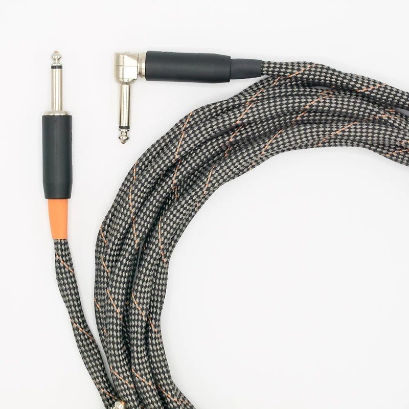 楽器種別：新品VOVOX/新品 商品一覧＞＞楽器アクセサリ【20，000円〜40，000円】 商品一覧＞＞シールドコード/シールドコード/VOVOX 商品一覧＞＞品揃え豊富な当店なら弦、パーツ、ケーブルなどのアクセサリーがまとめて揃います！VOVOX sonorus protect A Inst Cable 600cm (S/L) [6.3208]商品説明柔軟性のある材質でありながら高音質なケーブルがスイスより上陸！sonorusシリーズには極限まで高純度の銅がソリッドコア・コンダクターに使用されています。また、各ワイヤーはナチュラル・ファイバー網にて覆われており、摩擦電気ノイズを防止し、同時に更なる音質の改善にも貢献します。またこれまでのソリッドコアケーブルはワイドレンジではありましたが、材質自体も硬く、レコーディングやライン信号用としては活躍するものの、ステージ上でプレイヤーが使用するには厳しいものがありましたが、VOVOXケーブルは見た目以上に柔軟でフレキシブルなステージパフォーマンスにも十分に対応できます！sonorusシリーズはlinkシリーズに比べ、より暖かく倍音豊かな音質で、ギター本来の持つ響きや鳴りまでをも伝達してくれるような感覚で、クリーンサウンド、ドライブサウンド共にダイレクトな芯を持ちながらもそれを覆うハーモニクスをしっかりと出力してくれます！ピュアでありながら、リッチなハーモニクスを含んだサウンドはエレクトリック・アコースティックギターやベースなどワイドレンジな楽器はもちろん、エレキギターでも弾き手を虜にします！＜VOVOX＞VOVOXは素材技術者にしてベース奏者でもあるJurg Vogtによって2002年に創業されました。Jurg Vogtはその創業に溯ること5年以上前より、理想のケーブルを求め、研究を重ねていました。初期にはミュージシャンであるKaspar Kramisの意見を参考に無数のアイディア、プロトタイプが生み出され、そしてテストを重ね、一切の妥協なきケーブルの完成に試行錯誤を繰り返しました。そしてついに突破口となる技術に着想。その技術をもとに卓越したケーブルの開発に成功し、VOVOX AB 社の設立に至りました。独自技術、製法によるソリッドコア・ケーブルの実用化が、既存のケーブルを凌駕する音質の実現に貢献しました。そしてその卓越した音質とスイス国内生産による安定したクオリティにより、はじめは懐疑的であった周囲もそのクオリティを体感した人々の推薦と賞賛により、瞬く間にその評価が高まり、波及していきました。そして今日では欧米のスタジオ、放送局、プロ・ミュージシャンを中心に高い評価を確実なものとしています。ライブ、レコーディングに関わらず、幅広くアンバランス信号の転送に使用可能な サウンド・コンダクターです。エレクトリック・ギター、エレクトリック・ベース、キー ボードなど、あらゆる電子楽器とピックアップ・システムを搭載したアコースティック楽器の接続に最適なケーブルです。・グランドそれぞれに独立したソリッドコア・コンダクターを使用・最高純度の銅によるコンダクター・それぞれのコンダクターをナチュラル・ファイバーにてカバー・キャパシタンスはわずか 75 pF/m・VOVOX独自の構造■600cm/19.7ft Angled - Straight※画像はストレート・プラグを使用しておりますが、商品はAngled-Straight (S/L)仕様。イケベカテゴリ_楽器アクセサリ_シールドコード_シールドコード_VOVOX_新品 SW_VOVOX_新品 JAN:4533940038780 登録日:2013/09/02 シールドコード ギターシールド シールド シールドケーブル ギターケーブル ボボックス ヴォヴォックス