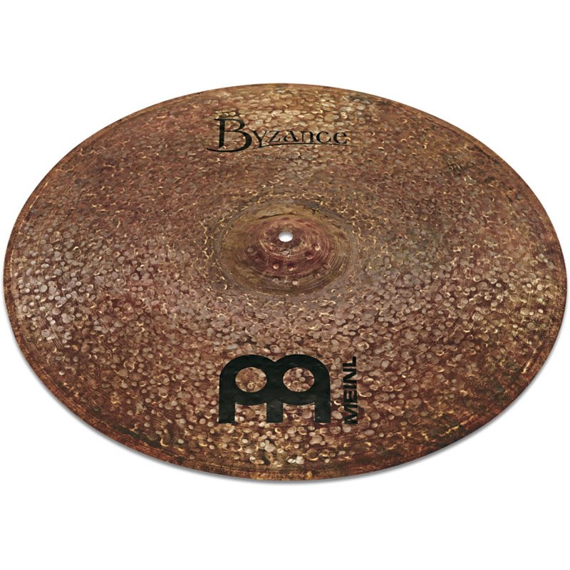 楽器種別：新品MEINL/Byzance Dark 商品一覧＞＞MEINL/新品 商品一覧＞＞ドラム【60，000円〜120，000円】 商品一覧＞＞シンバル/ライド/MEINL 商品一覧＞＞安心してお買い物頂けるよう、スネアもシンバルも丁寧梱包でお届けします！MEINL Byzance Dark Big Apple Dark Ride 22 [B22BADAR]商品説明●Byzance Dark Series（バイザンス・ダーク・シリーズ）20ブロンズ合金製・ハンドメイドで優れたサウンド・レイジング加工のない表面とダークなサウンド＞Darkシリーズのシンバルにはレイジング（音溝加工）を施さないため、本来のままの自然な外観と音質を味わうことができます。気取らないサウンドと極めて短いサスティンが特徴です。Big Apple Dark Ride：レジェンドジャズカルチャーとNYCの歴史にインスパイアされたBig Apple Dark Rideはオールドスクールのジャズドラマーからの要求に答えるべく特別に開発されました。非常に豊かでアーシー且つリッチなサウンドを放ちます。ダークな音色と繊細で上品なスティック描写、味わい深く濃厚なサウンドを与えてくれる特別な1枚です。サイズ：22インチ※画像はイメージです。イケベカテゴリ_ドラム_シンバル_ライド_MEINL_Byzance Dark_新品 SW_MEINL_新品 JAN:0840553014631 登録日:2016/12/29 シンバル マイネル ビザンス