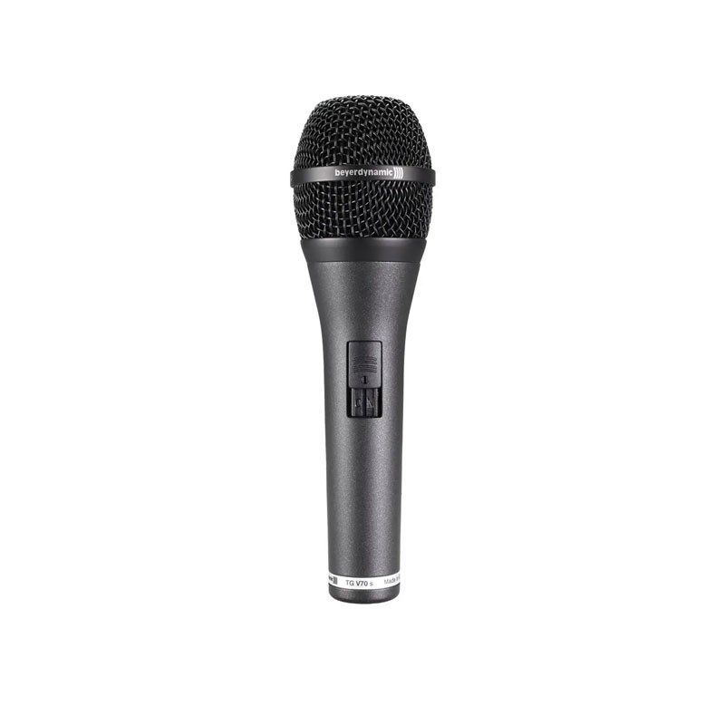 楽器種別：新品beyerdynamic/新品 商品一覧＞＞レコーディング【25，000円〜50，000円】 商品一覧＞＞マイク/ダイナミックマイク/beyerdynamic 商品一覧＞＞パワーレックは、専門スタッフに気軽に相談できる渋谷発のDTM・レコーディング機材専門フロアです。beyerdynamic TG V70 s(ボーカルマイクロホン、スイッチ付き、ダイナミック)(TGV70)(ベイヤーダイナミック)商品説明★ダイナミック型ボーカルマイクロホン(ハイパーカーディオイド)・プロフェッショナルライブボーカルマイクロホン・非常に解像度の高い、パワフルなサウンド・ハイパーカーディオイド特性による優れたハウリング耐性・堅牢な構造により、ステージに最適・ドイツ製・付属品 マイクロホンクランプ/バッグ最高級ボーカルマイクロホンダイナミックで妥協のないボーカル・マイクロホンTG V70（s）は、さらに一歩前進しています：優れた音質を実現するため、技術的機能の向上とより高品質な素材を使用しており、このマイクロホンの控えめでモダンなデザインは、ステージでの日常的な使用に容易に適合し、徐々に衝撃を吸収するカートリッジサポートがハンドリングノイズを減衰させます。また、超単一指向性により、ハウリングが非常に少なくなっています。ドイツで手作りされた世界最高水準のマイクロホンです。ニーズに合わせたカスタムメイドTG V70にはスイッチがありませんが、兄弟機であるTG V70 sにはロック可能な埋め込み式スイッチがハンドルに組み込まれています。シンガーソングライターからサウンドエンジニアまで、さまざまなタイプのマイクロホンが用意されているので、自分に合ったマイクロホンを見つけることができます。MADE IN GERMANY数十年にわたり、beyerdynamicはドイツで幅広い種類のマイクロホンを手作業で製造してきました。同社は、その卓越した品質が評価され、真の名機と呼ばれるマイクロホンを生産してきました。その品質は、世代を超えて、TG V70（s）に受け継がれています。丹念な職人技、厳選された素材、ドイツ製のノウハウ。サウンド・チャネリング・テクノロジーベイヤーサウンドを実現するために、ベイヤーダイナミックは数十年にわたりサウンドチャンネリングテクノロジー（SCT）を開発し、改良を続けてきました。私たちの音響専門家は、最適なサウンドチャンネリングを提供する特殊な形状を持つ音響ラビリンスを作成しました。正確に調整されたディレイラインと減衰パッドを用いて、音に影響を与え、極性パターンをモデル化します。追加要素、特殊素材、ユニークなデザインなど、すべてのベイヤーダイナミックマイクロホンは、音波の最適な制御を保証するために独自のSCTを備えています。■製品仕様トランスデューサーの種類：ダイナミック型ポーラーパターン：ハイパーカーディオイドマイク周波数特性：25 - 18.000 Hzコネクション型：XLR 3ピンイケベカテゴリ_レコーディング_マイク_ダイナミックマイク_beyerdynamic_新品 SW_beyerdynamic_新品 JAN:4589702690062 登録日:2023/03/16 マイク ダイナミックマイク