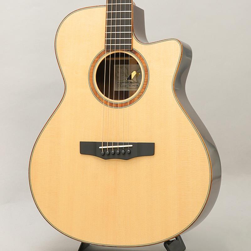 楽器種別：新品MORRIS/新品 商品一覧＞＞アコースティック・エレアコギター【155，000円〜295，000円】 商品一覧＞＞アコースティックギター/MORRIS 商品一覧＞＞アコギ買うなら、当店で！出荷前の検品・調整はもちろん、丁寧梱包でお届けします！MORRIS 【Hand Made Premium】 SE-103 モーリス商品説明MORRIS HAND MADE PREMIUMSシリーズの進化系SE-103国産メーカーとして長い歴史を持ち、レジェンドミュージシャンからアマチュアまで広くファンの多いモーリス。丁寧な製作ながら驚異的なコストパフォーマンスを誇り、フォークスタイルからフィンガースタイルまで網羅する広いラインナップを展開しております。1970年代のフォークブームを席巻した国産老舗ブランドのモーリスですが、2000年代に「フィンガースタイルギター」という新たなムーブメントに最適なギターを開発・発表し、そのスタイルを国内に広め、認知させる一役を担ったのもまたモーリスでした。2001年にフィンガースタイルの専用機として発表され、スタイルに特化した演奏性の高さと抜群のサウンドによって人気を博したSシリーズは、その後幾度も改良が重ねられ、入門者からベテランまでに幅広く愛される「フィンガースタイルギターの銘器」として、20年以上経った現代でも活躍し続けているギターシリーズとなります。本器「SE-103」は、Sシリーズの進化系として新たに登場したSEシリーズとなります。グランドオーディトリアム/スタンダードラウンドボディに、ソリッドシトカスプルーストップ、ソリッドインディアンローズウッドサイドバック、マホガニーネック、エボニー指板、リッチライトブリッジという材料構成となっております。通常のSシリーズと同様のグランドオーディトリアムボディですが、少し薄めの厚みとブレーシング構造を変える事によって低域のふくらみと倍音感を抑制し、Sシリーズが持つ豊かな鳴りワイドレンジな特性はそのままに、より軽やかでバランスが良くピッキングコントロールの行いやすいサウンドになっている事が特徴です。こちらの103はスプルーストップが採用されておりますので、パワフルかつ明瞭なトーンで、SEシリーズのバランスの良いボディ設計とも相性が良く、バランス型でオールマイティにお使い頂けるギターかと思います。ドロップチューニングでも抜群に安定したピッチをもたらすロングスケールとゴトー製のペグチューナー、細かい運指でも指が詰まりにくく演奏性の高い44mm幅ナットと極薄ネックシェイプ...等々、フィンガースタイルギタリストが求める細やかな要求にしっかりと応えるスペックが随所に散りばめられており、頼もしい相棒となってくれることでしょう。オール国産・オールハンドメイド・オール単板仕様で20万円台という、大変素晴らしいコストパフォーマンスを実現している点も魅力的です。ファインガースタイル初心者の方の「ステップアップの1本」としても大変おススメできます！！進化し続けるフィンガースタイル専用機Sシリーズの実力を、是非その手でお確かめください！！商品詳細-SPEC-Body Style : Grand Auditorium / Standard Round Back / Venetian CutawayTop: Solid Sitka SpruceBack: Solid Indian RosewoodSide: Solid Indian RosewoodTop Bracing: Forward Shifted X BracingBack Bracing: Ladder BracingNeck: MahoganyFingerboard: EbonyBridge: RichliteNut Width: 44mmScale: 652mmHead Inlay: NonePosition Mark: 12FHead Tuner: GOTOH/SG381-B01 GGNut Material: BoneSaddle Material: BoneBridge Pins: Graph Tech/TUSQFinish: GlossColor: NATCase: MHB-2 Hard Caseイケベカテゴリ_アコースティック・エレアコギター_アコースティックギター_MORRIS_新品 SW_MORRIS_新品 JAN:4949748116283 登録日:2023/11/24 アコースティックギター アコギ モーリス