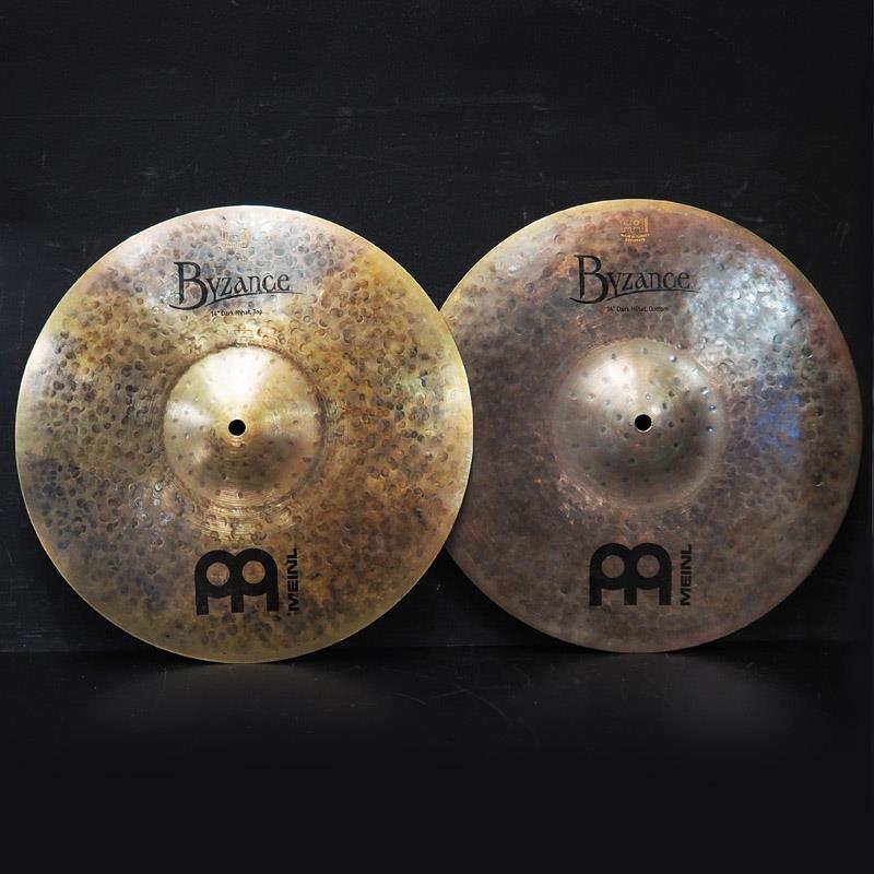 楽器種別：ユーズドMEINL/Byzance Dark 商品一覧＞＞MEINL/ユーズド 商品一覧＞＞ドラム【35，000円〜75，000円】 商品一覧＞＞シンバル/ハイハット/MEINL 商品一覧＞＞安心してお買い物頂けるよう、スネアもシンバルも丁寧梱包でお届けします！MEINL USED 中古品 Byzance Dark Hihats 14 [B14DAH/ Top:1164g Bottom:1434g]商品説明【人気モデル！マイネル、バイザンス・ダーク・ハイハットの中古品が入荷！コンディション良好です！】●Byzance Dark Series（バイザンス・ダーク・シリーズ）20ブロンズ合金製・ハンドメイドで優れたサウンド・レイジング加工のない表面とダークなサウンド＞Darkシリーズのシンバルにはレイジング（音溝加工）を施さないため、本来のままの自然な外観と音質を味わうことができます。気取らないサウンドと極めて短いサスティンが特徴です。HiHat：レイジングされていない外観。ダーティでアーシーなオープンハイハットと、短いサスティーンのチックサウンドを併せ持つモデル。深みがありダークなサウンド。サイズ：14インチ（Top＆Bottom）※中古品のためキズや汚れ等使用感がございます。予めご了承くださいませ。イケベカテゴリ_ドラム_シンバル_ハイハット_MEINL_Byzance Dark_ユーズド SW_MEINL_ユーズド JAN:2500190000074 登録日:2026/08/29 シンバル マイネル ビザンス