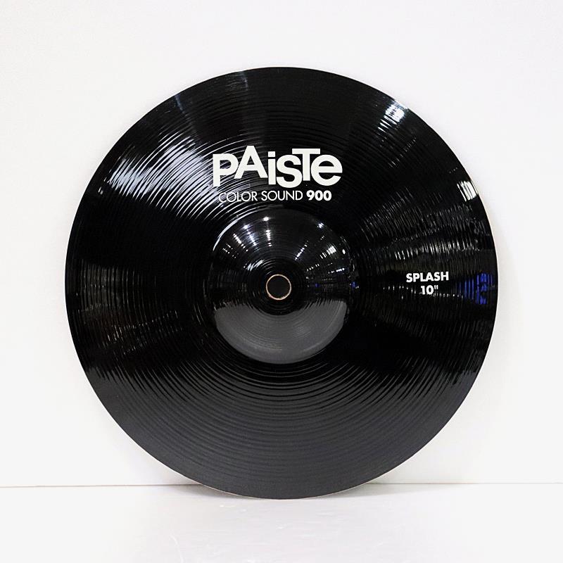 楽器種別：ユーズドPAiSTe/Color Sound 900 商品一覧＞＞PAiSTe/ユーズド 商品一覧＞＞ドラム【5，000円〜10，000円】 商品一覧＞＞シンバル/スプラッシュ/PAiSTe 商品一覧＞＞安心してお買い物頂けるよう、スネアもシンバルも丁寧梱包でお届けします！PAiSTe USED 中古 Color Sound 900 Black Splash 10''商品説明☆中古品☆Paiste Color Sound 900 Black Splash 10インチの中古品が入荷致しました。中古品の為、打痕や指紋汚れ等の使用感がございます。＜Color Sound 900＞1984年に「COLORSOUND 5（カラーサウンド・ファイブ）」で、カラーコートされたシンバルを最初に開拓。MTV等のテレビのミュージックビデオ全盛期の頃、そのバンドやアーティストの表現の手段として使用されました。1990年代にTerry Bozzio（テリー・ボジオ）がプロデュースした、「VISIONS（ヴィジョンズ）」が登場し、近年は、特定のアーティスト・インスピレーション・モデルとして、Stewart Copeland（スチュワート・コープランド） のBlue Bell Ride、Aquiles Priester（アキレス・プリースター） のGiga Bell Ride (Black)、Danny Carey（ダニー・キャリー） のDry Heavy Ride (Purple) などのカラー・コーティング・モデルが、続々と登場していました。その他、カラー仕上げのシンバルは、世界的なトップアーティストである、Joey Jordison（ジョーイ・ジョーディソン）、Tico Torres（ティコ・トーレス）、Paul Bostaph（ポール・ボスタフ） のシンバルを含む、カスタムオーダーで利用可能でした。Color Sound 900シンバルは、同時に発売される、柔軟でフィーリングの良い900 Seriesモデルを基本とし、それらに4色のカラーコーティングをすることにより、ドライで若干サスティンの短く、アタックが少し強めなサウンドとなります。Color Sound 900のフィニッシュは、これまでの研究成果の蓄積と、クラフトマン達の惜しみない努力により、レイジングやハンマリング痕の自然な外観を保ちながら、あざやかな輝きを放つ、パイステ独自の特別なフィニッシュとなっております。特に、何十年ものカラー・シンバルの経験から、耐久性を厳しく追求したため、シンバルの通常の使用方法であれば、すぐに塗装が剥がれることはありません。lack Splash 10＞明るめで、レスポンス良く素早い減衰で、アタックのインパクトを持つスプラッシュ。様々な音楽性にマッチします。サイズ：10インチイケベカテゴリ_ドラム_シンバル_スプラッシュ_PAiSTe_Color Sound 900_ユーズド SW_PAiSTe_ユーズド JAN:2500190860012 登録日:2026/03/30 シンバル パイステ カラーサウンド