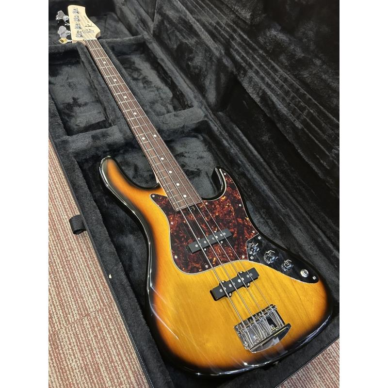 楽器種別：アウトレットKikuchi Guitars/アウトレット 商品一覧＞＞ベース【190，000円〜355，000円】 商品一覧＞＞エレキベース/JBタイプ/Kikuchi Guitars 商品一覧＞＞当店のベースは、出荷前に専門スタッフが検品・調整しているので安心です！Kikuchi Guitars Hermes Series RV4 PASSIVE (Tobacco Burst)　【特価】 【IKEBE BASS OUTLET オープン記念セール】商品説明【メーカーアウトレット/チョイキズ特価】メーカーアウトレット品のため、擦り傷や打痕が御座いますが演奏に影響は御座いません。「Hermes」シリーズ、楽器本来の自然なトーンを有りのままに生み出すパッシブ仕様モデル。日本を代表するルシアー菊地嘉幸氏が、世界的な現代の名工 Roger Sadowsky の下を訪れてから 30年の節目に、Kikuchi Guitarsは誕生しました。Sadowskyイズムを正確無比に受け継ぎながら深めた楽器への造詣を、余すことなく体感することができます。こちらの「Hermes」シリーズは、ブランドのスタンダードシリーズとなります。基本的なスペックや製造クオリティはカスタムモデルとほぼ同等でありながら、スペックを固定したレギュラーモデル展開により、ハイコストパフォーマンスを実現しています。なお、本機は、ボディ＆ネックの精緻な組み込みによって生み出される、楽器本来の「鳴り」をスポイルすることなく電気信号に変換する新開発のピックアップを搭載した、純パッシブ仕様モデル。シンプルなコントロールを組み合わせることにより、パッシブならではの包み込むようなウォームで素直なトーンを生み出す新開発のピックアップ。ピッキングのニュアンスをスポイルすることなく拾い上げ、グルーヴ溢れるプレイからスラップのようなパーカッシブな奏法まで、プレイヤーの個性を最大限に引き出します。SadowskyやThree Dots Guitarsでの知識や経験を集約した、菊地氏の集大成とも言えるブランド「Kikuchi Guitars」の、世界クラスのサウンドとプレイヤビリティを是非お試しください。- Pickups -Passiveモデル専用として新開発されたピックアップは、各弦の音の分離感と、自然な温かさを持つヴィンテージフィーリングをトーンの基本とし、スポットレスに各弦がつながるよう、音量やトーンバランスを調整して設計されました。- Controls -2Volume、1ToneのPassiveならではのオーソドックスな仕様を採用。ピッキングのニュアンスを余すことなくピックアップが拾い上げ、それぞれのボリュームバランスを調整することで幅広いトーンバリエーションを生み出します。- Body -日本人の体形でもストレスなく演奏できるようボディ形状をリデザインしたディンキーシェイプを採用。裏パネルザグリの無いボディは、木材が生み出す自然な鳴りをより増幅させてくれます。RVモデルはAlder材を採用。Rosewood指板の温かく包み込むようなトーンに加え、心地がよい低音が特徴です。- Neck -最適な楽器の鳴りや演奏時の重量バランスを生み出すよう、ネックは強度を高め、ヘッドは厚みを持たせました。一般的なJスタイルよりも細くしたナット幅と、耐久性と演奏性を求め適度に厚みを残し、握りこみ易くしたネックグリップにより、ローポジションからハイポジションまで、そしてネック幅のワイドな5弦のミュートもスムーズに演奏することができます。また、ニッケルフレットの中でも硬度の強いフレットを採用することで、フレットを押さえた時に発生するノイズを減少させ、ニッケルフレットでありながらもパンチのあるサウンドを生み出します。フレット数は、幅広い音楽ジャンルに対応できるよう22Fを採用しました。極端なツバ出し加工も行わず、ネックジョイント位置をよりブリッジ側へ深く設計することで21Fベースのようなフィールで演奏することができます。様々な奏法や音楽ジャンルにも対応できるよう、弦高がどのフレットポジションでも均一にセットアップされているため、力強いピッキングにはパワフルに、そして優しく撫でるようなフィンガリングには温かく包み込むような優しいトーンを奏でます。※画像はサンプルです。商品詳細【SPECIFICATIONS】Model: 4stBody: Alder 2-Piece (Solid)Neck: Maple， Thin Matte NitroFingerboard: RosewoodFingerboard Radius: 12inch (305R)Nut Material: TusqNut Width: 37mmFret: DHP24H，22FScale: 864mm (34)Body Finish: PolyHardware Color: ChromeBridge: Hipshot 20mm SpacingTuner: Hipshot License Ultra-LightPickups :Original Custom J (4st)Controls:Volume (Neck)Volume (Bridge)ToneString: D’Addario Nickel .045 - .105セミハードケース付属イケベカテゴリ_ベース_エレキベース_JBタイプ_Kikuchi Guitars_アウトレット SW_Kikuchi Guitars_アウトレット JAN:2500030905781 登録日:2026/07/17 ベース エレキベース キクチギターズ