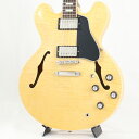 楽器種別：新品エレキギター/Gibson 商品一覧＞＞エレキギター/Gibson/ES Models | Full Acoustic Models 商品一覧＞＞エレキギター【300，000円〜570，000円】 商品一覧＞＞当店のギターは、出荷前に専門スタッフが検品・調整しているので安心です！Gibson ES-335 Figured (Antique Natural) [SN.221030278] 【TOTE BAG PRESENT CAMPAIGN】商品説明セミアコの代名詞こと、ギブソンES-335の最新モデル！トップ、バックにはAAAフィギュアード・メイプルを採用し、アンティーク・ナチュラルカラーと相俟って気品溢れる優雅な雰囲気を纏った逸品に仕上がっております。ネックにはマホガニー、指板はローズウッドを採用。ペグにはヴィンテージデラックス、ブリッジはABR-1、テイルピースはアルミ製を採用しております。サウンドの要であるピックアップには新しく開発された「Calibrated T-Type」ハムバッカーを搭載。箱モノ独特の奥行きのある艶やかなクリーントーンは勿論、歪ませた際にもしっかりと芯の残るサウンドはジャンルを選ばずオールマイティに活躍してくれます！箱モノの代名詞といっても過言ではないES-335！今も昔も多くのプレイヤーから愛される名器を是非お試し下さいませ！商品詳細Weight≒3.66kgBodyShape: 335Back: 3-ply AAA Figured Maple/Poplar/MapleTop: 3-ply AAA Figured Maple/Poplar/MapleBinding: Quarter-Sawn Adirondack SpruceNeckNeck: MahoganyProfile: Rounded CNut width: 1.695 / 43.053mmFingerboard: RosewoodScale length: 24.75 / 628.65mmNumber of frets: 22Nut: Graph TechInlay: Acrylic DotsHardwareBridge: ABR-1 Tune-O-MaticTailpiece: Aluminum Stop BarKnobs: Black Top Hats with Silver ReectorTuners: Vintage Deluxe w/ Keystone ButtonsPlating: NickelElectronicsNeck pickup: Calibrated T-Type， RhythmBridge pickup: Calibrated T-Type， LeadControls: 2 volumes， 2 tones， 1 toggle switch， hand-wired with 500K potentiometers and orange drop capacitorsハードケース付属イケベカテゴリ_ギター_エレキギター_Gibson_ES Models | Full Acoustic Models_新品 JAN:4580568413598 登録日:2024/04/17 エレキギター ギブソン イーエス