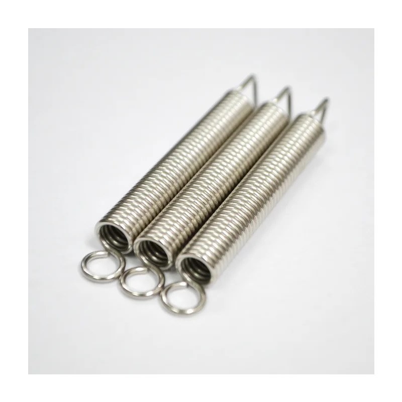 楽器種別：新品Birdland/新品 商品一覧＞＞楽器アクセサリ【〜5，000円】 商品一覧＞＞ギター・ベース用パーツ/ギター用ブリッジ・サドル・トレモロパーツ/Birdland 商品一覧＞＞品揃え豊富な当店なら弦、パーツ、ケーブルなどのアクセサリーがまとめて揃います！Birdland CRYO トレモロスプリング SET (3本入り) [119-11-030]商品説明クライオジェニック(CRYO)処理を施したリプレイスメント用のトレモロスプリングです。クライオジェニック(CRYO)処理とは耐久性の求められる工業製品から宇宙開発に至るまで金属の耐久性を向上させる処理で、楽器業界でも以前から電装系パーツに採用されてきました。弊社のCRYOは金属部分だけでなく皮膜部分にも過剰な負荷をかけない方法として従来の液体窒素ではなく窒素をガス状にして冷却を行うため、サーマルショックを極限まで抑えることに成功しております。冷却ガスによる超低温域での処理によって原子間の摩擦が減少し分子のみならず原子レベルで凝縮が起こり、正しい配列へと再配列が起こりより上質な金属へと生まれ変わります。また錆に対しても強くなる特性があります。トレモロスプリングを製作する過程で金属加工のストレスが発生してしまいます。そこでクライオジェニック(CRYO)処理を施し、ストレスを受けない状態にすることで耐久性の向上を実現しています。金属疲労に強くなることは伸びにくさと復元力の向上に繋がり、トレモロユニットのチューニングの安定性に有効的だと考えています。本来トレモロは、弦の張力とブロックに掛けられたコイルスプリングとのバランスで中立を保ちます。特にアームダウンをした後の原点復帰はコイルスプリングの力だけに依存される為、スプリングの精度が不安定な場合チューニングは正確に復元されません。今までギターパーツとしてのCRYO処理は音質の向上に重きを置きポットやジャック、配線材などの出音に関わる製品にのみ行っておりました。今回は音質という観点よりも工業製品(車の部品、工具、刃物など)が求める耐久性、耐腐食性、復元力の向上を実現するという目的でトレモロスプリングにクライオジェニック(CRYO)処理を施しました。1パッケージ3本入り。イケベカテゴリ_楽器アクセサリ_ギター・ベース用パーツ_ギター用ブリッジ・サドル・トレモロパーツ_Birdland_新品 SW_Birdland_新品 JAN:4582187078875 登録日:2024/11/05 バードランド