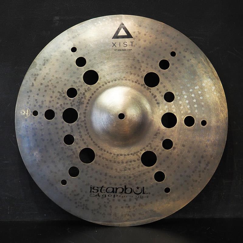 楽器種別：新品Istanbul／Agop/新品 商品一覧＞＞ドラム【20，000円〜45，000円】 商品一覧＞＞シンバル/クラッシュ/Istanbul／Agop 商品一覧＞＞安心してお買い物頂けるよう、スネアもシンバルも丁寧梱包でお届けします！Istanbul／Agop Xist Dark ION Crash 17 [1082g]商品説明-Xist Dark ION Crash-Xistは80％の銅と20％の錫を含んだ合金を使用したモデルです。従来の伝統的なシンバル製法と最新のテクノロジーを結合することで、低コストながらあらゆるドラマーのニーズに応える汎用性の高いサウンドを実現しました。Dark ION Crashはレイジングや研磨を行わないドライ・フィニッシュで仕上げられ、シンバル本体に丸く穴をあけた斬新なデザインのモデル。煌びやかな成分がコントロールされ、ソリッドなアタック、シャープな高域のキレとローピッチ・サウンドが融合した新鋭のドライ・クラッシュ・サウンドを発揮します。他のシンバルと組み合わせてのスタック(重ね)シンバルとしても効果的です。サイズ：17インチ※画像はイメージです。製造の特性上、個体ごとに色合いなどに差が生じます。また、シンバル表面のキズは製造過程に由来するもので、製品の品質を損なうものではございません。イケベカテゴリ_ドラム_シンバル_クラッシュ_Istanbul／Agop_新品 SW_Istanbul／Agop_新品 JAN:4560287441447 登録日:2026/05/25 シンバル イスタンブール アゴップ